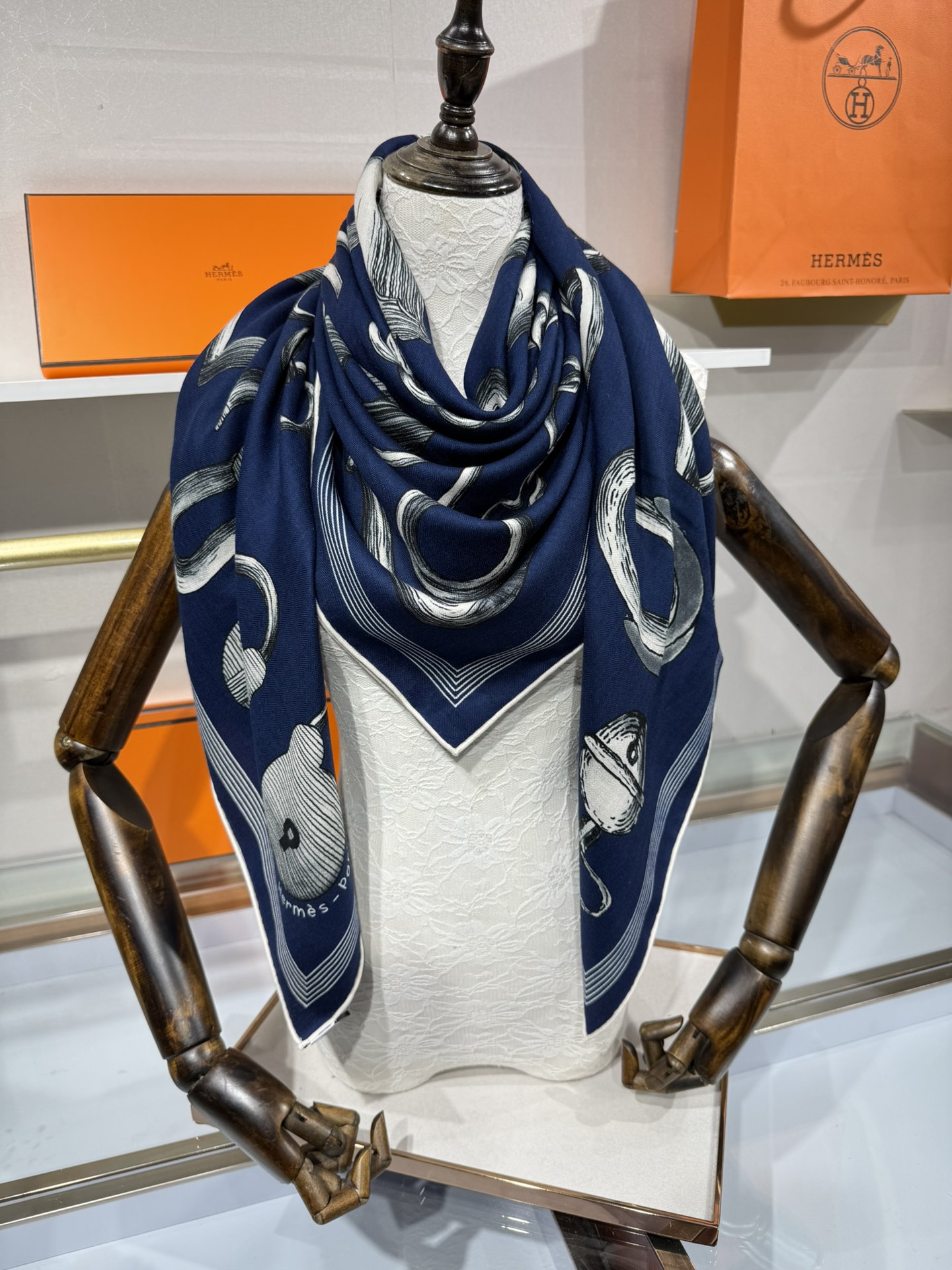 💟手工卷边山羊绒和真丝混纺披肩(70%山羊绒,30%桑蚕丝)。这款迷人的140披肩令您散发内在优雅和从容