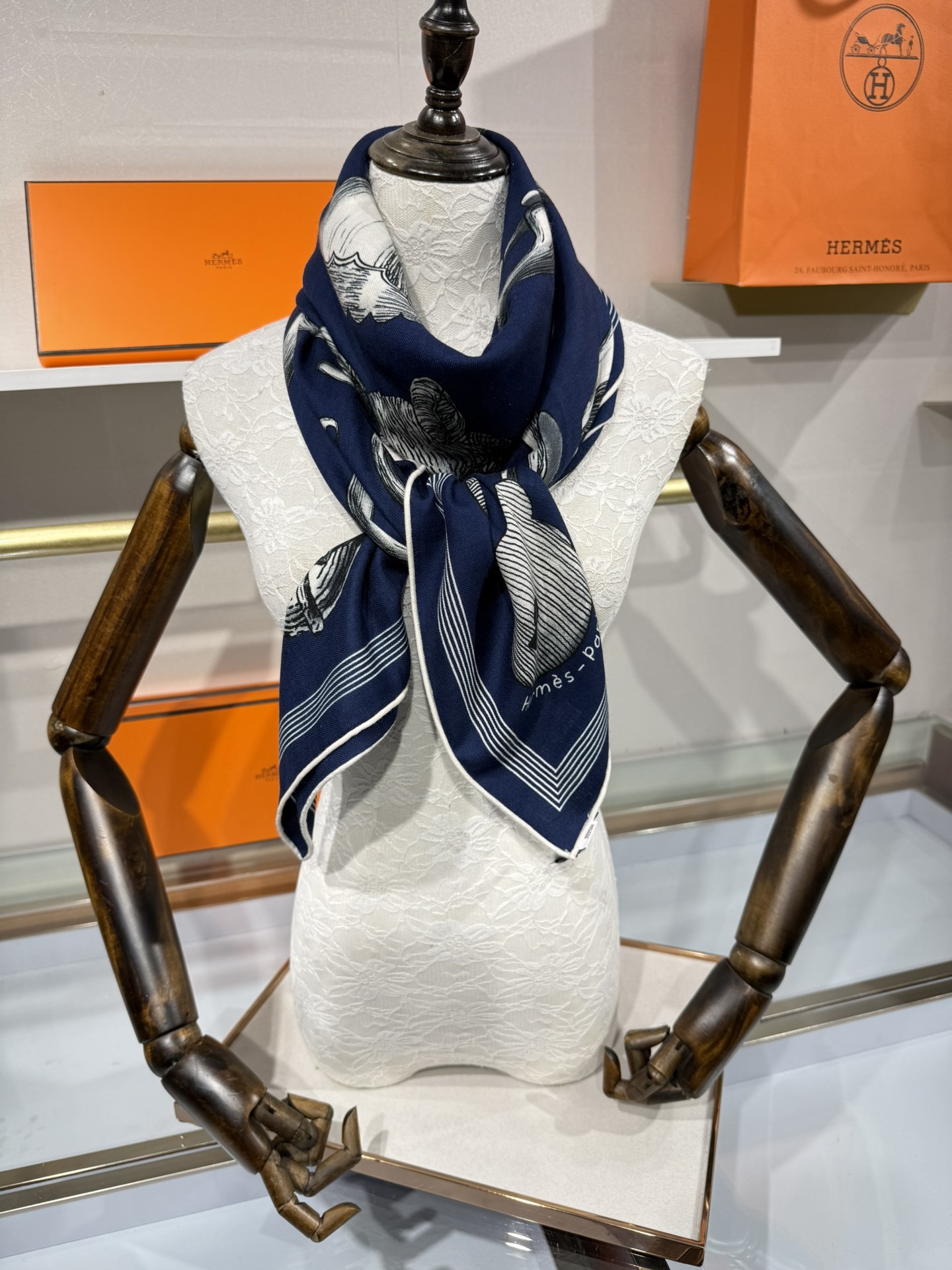 💟手工卷边山羊绒和真丝混纺披肩(70%山羊绒,30%桑蚕丝)。这款迷人的140披肩令您散发内在优雅和从容