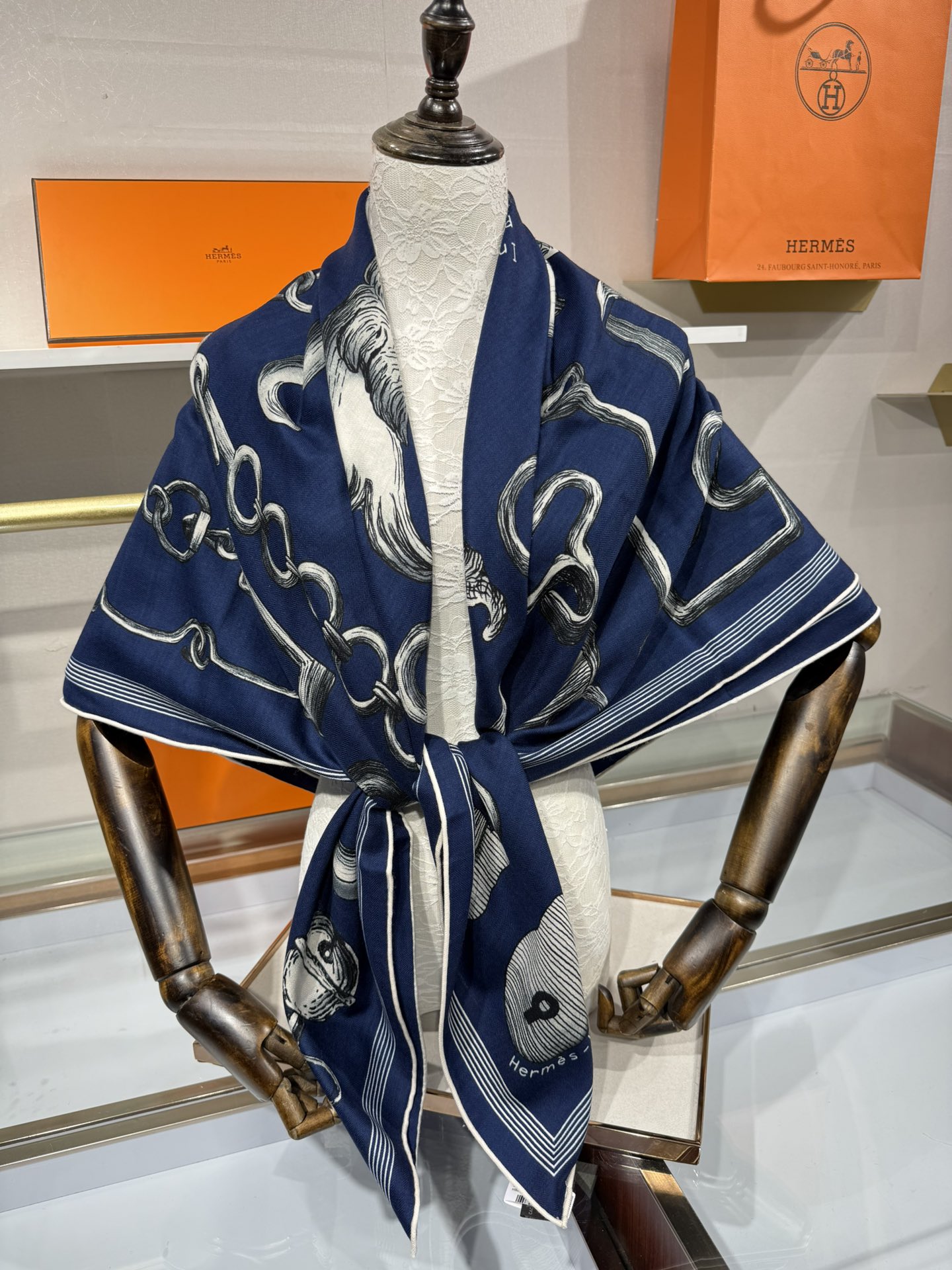 💟手工卷边山羊绒和真丝混纺披肩(70%山羊绒,30%桑蚕丝)。这款迷人的140披肩令您散发内在优雅和从容