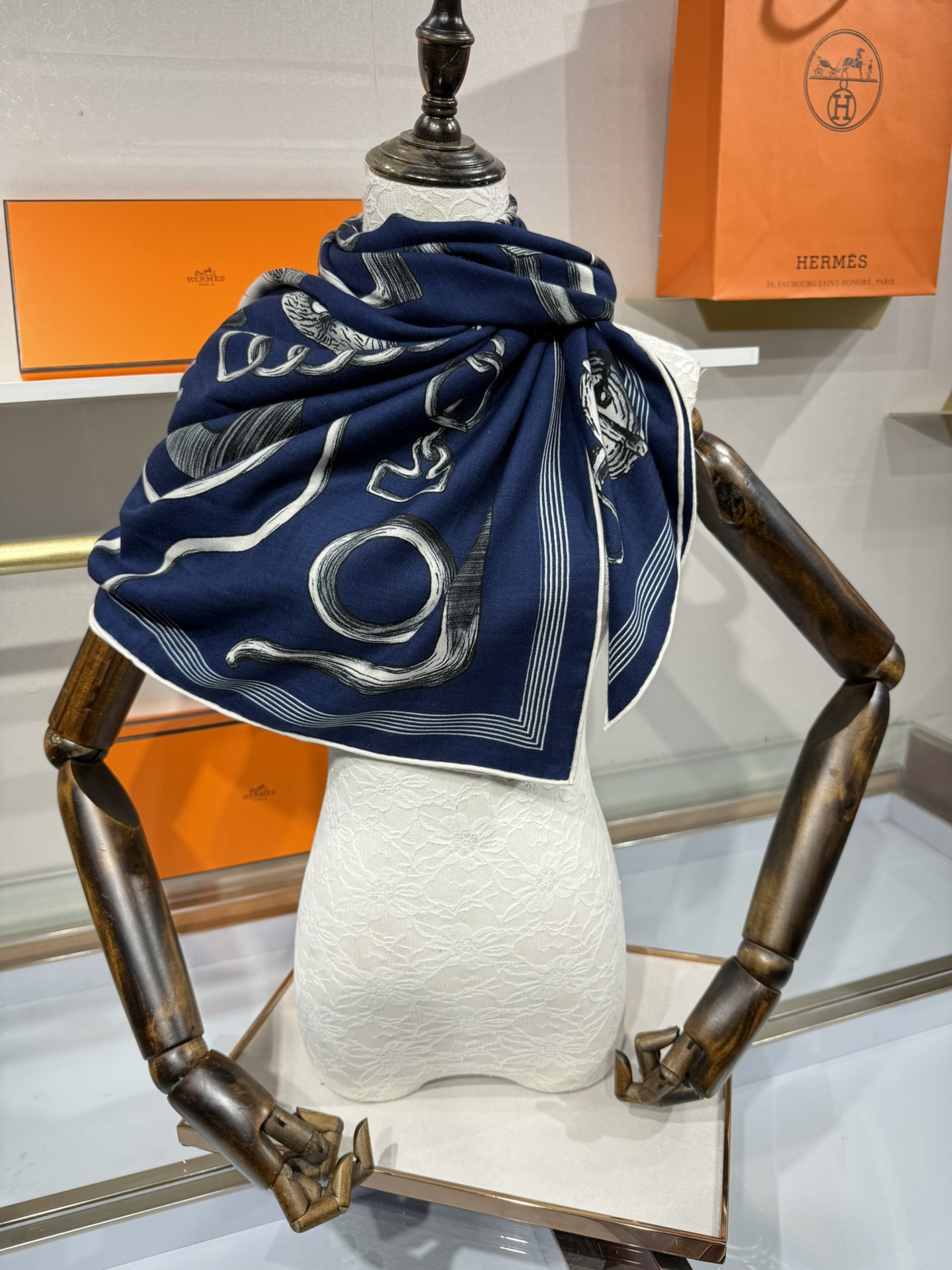 💟手工卷边山羊绒和真丝混纺披肩(70%山羊绒,30%桑蚕丝)。这款迷人的140披肩令您散发内在优雅和从容