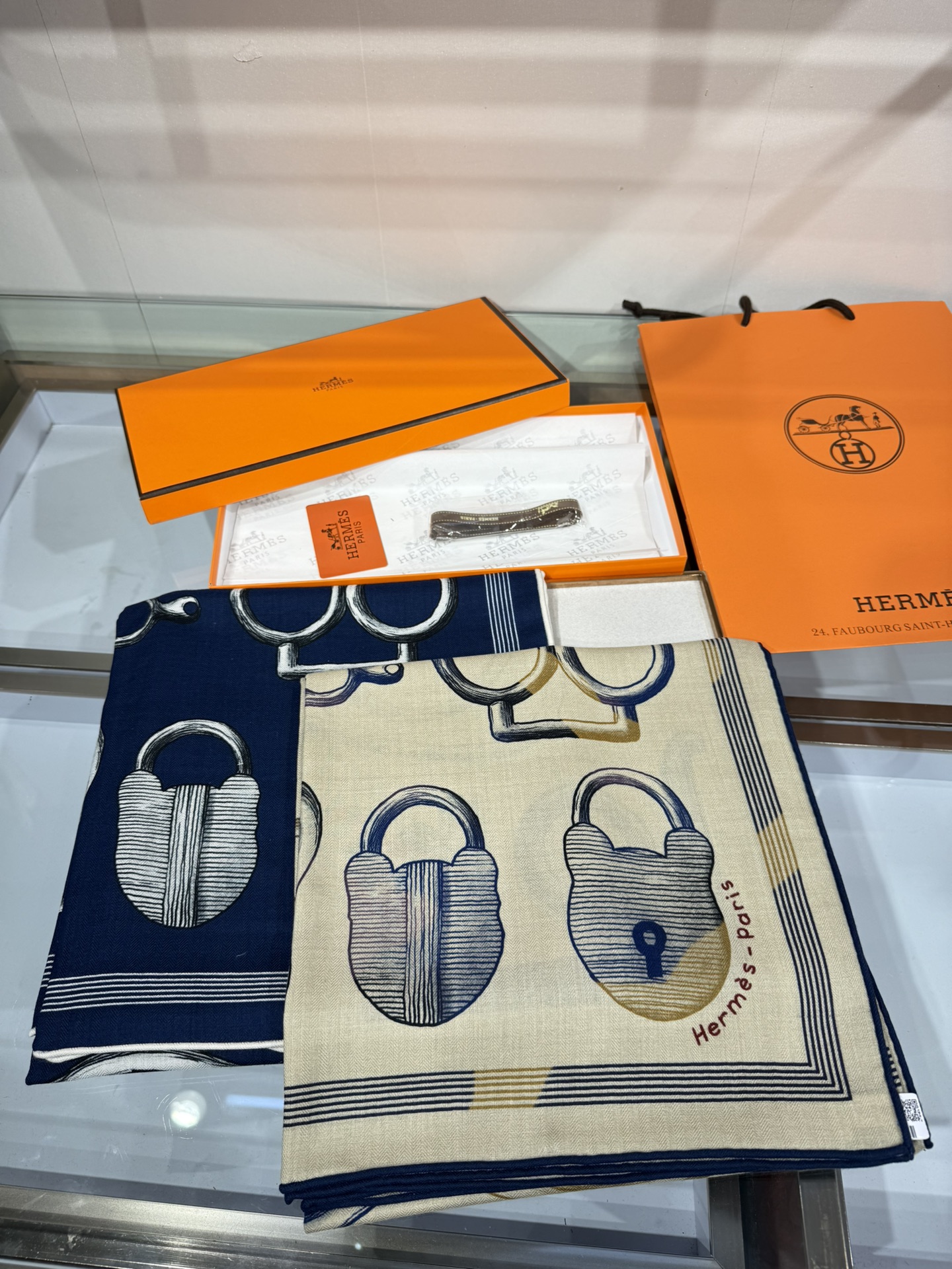 💟手工卷边山羊绒和真丝混纺披肩(70%山羊绒，30%桑蚕丝)。这款迷人的140披肩令您散发内在优雅和从容