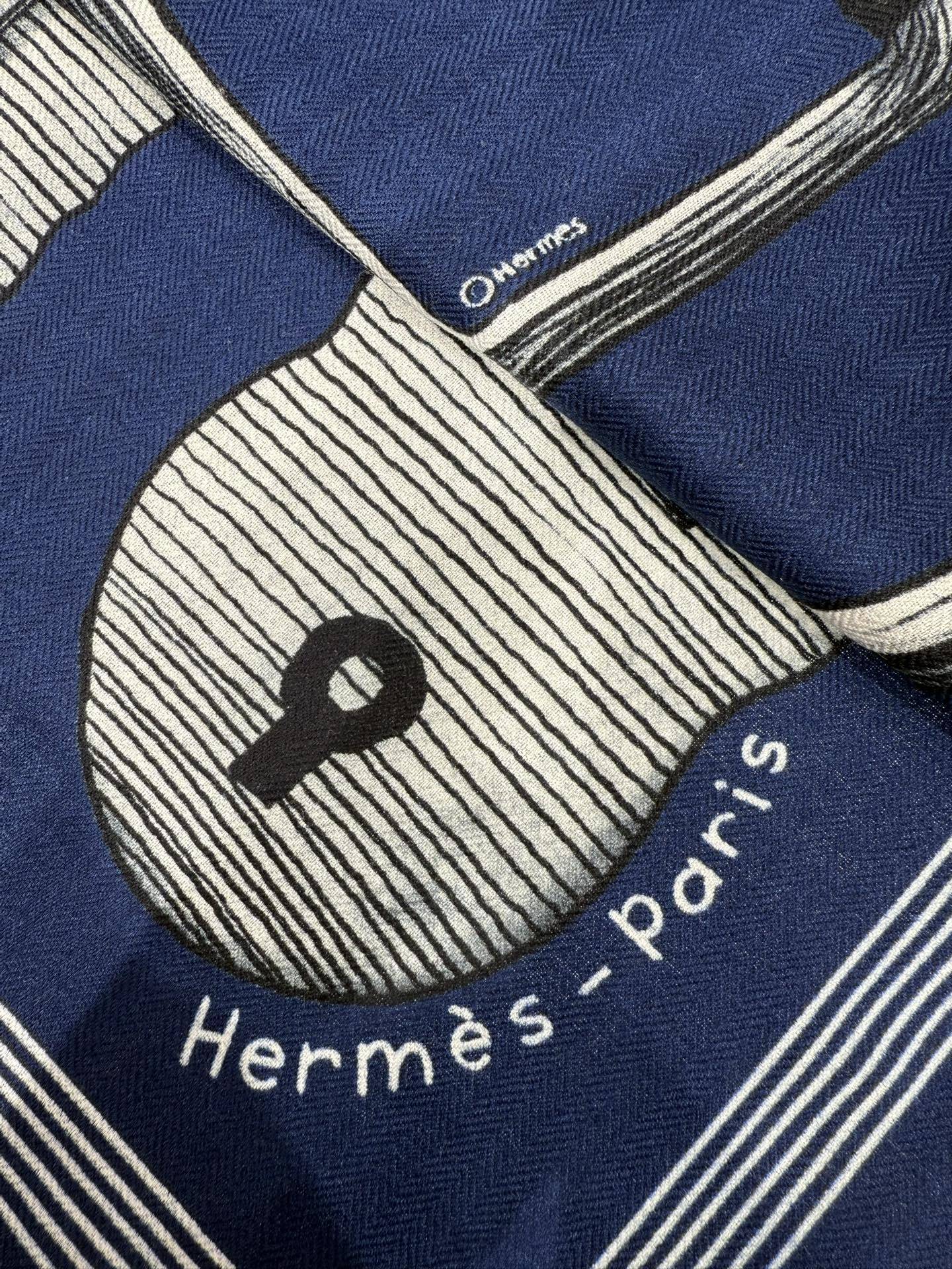 💟手工卷边山羊绒和真丝混纺披肩(70%山羊绒,30%桑蚕丝)。这款迷人的140披肩令您散发内在优雅和从容