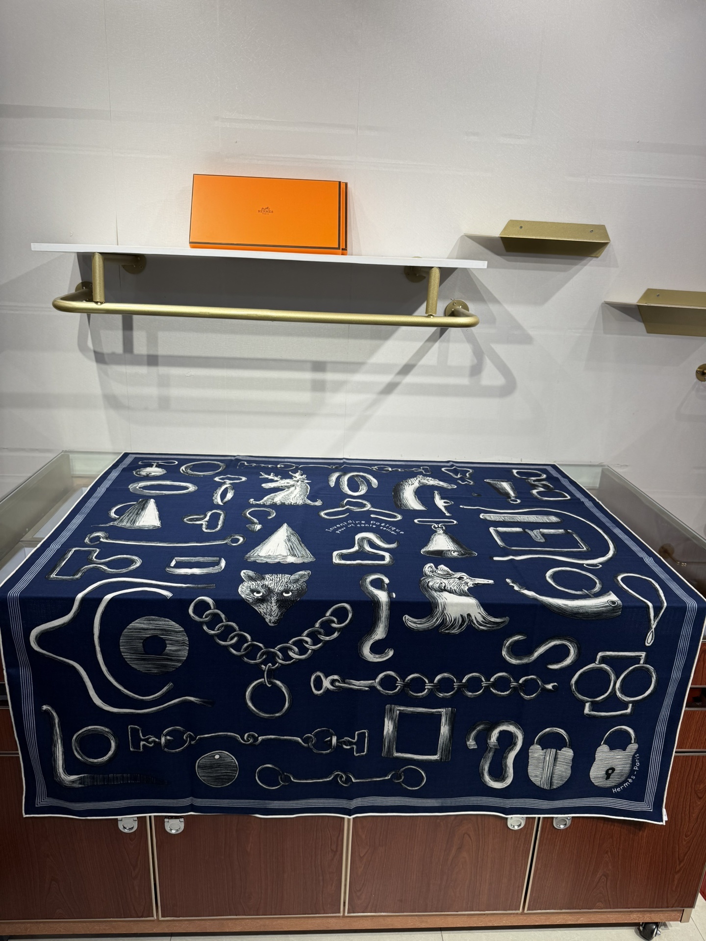 💟手工卷边山羊绒和真丝混纺披肩(70%山羊绒,30%桑蚕丝)。这款迷人的140披肩令您散发内在优雅和从容