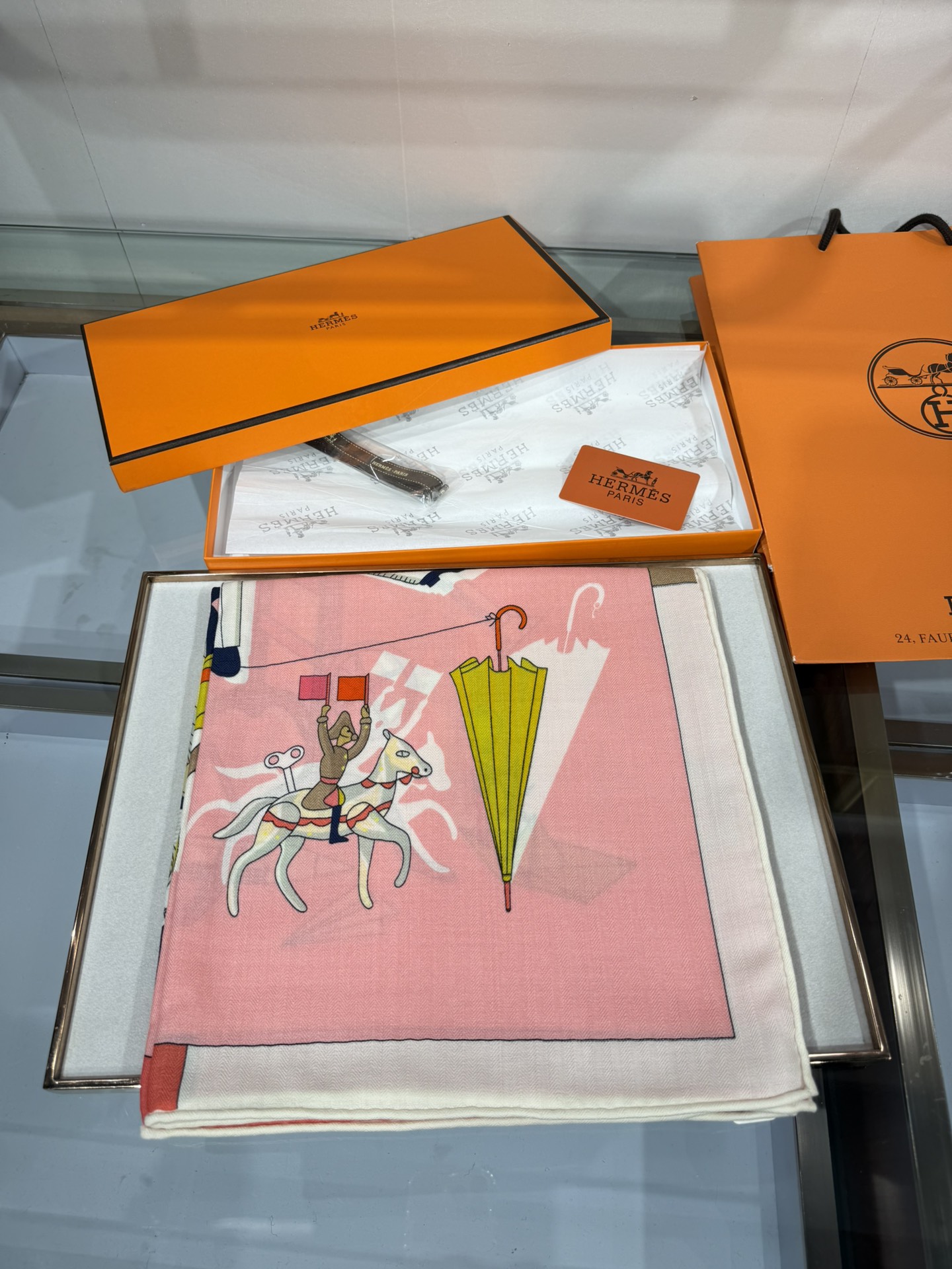 💟“2025年 精巧错觉”140双面丝毛披肩~Hermes 

手工卷边真丝方巾（30%桑蚕丝70%羊绒