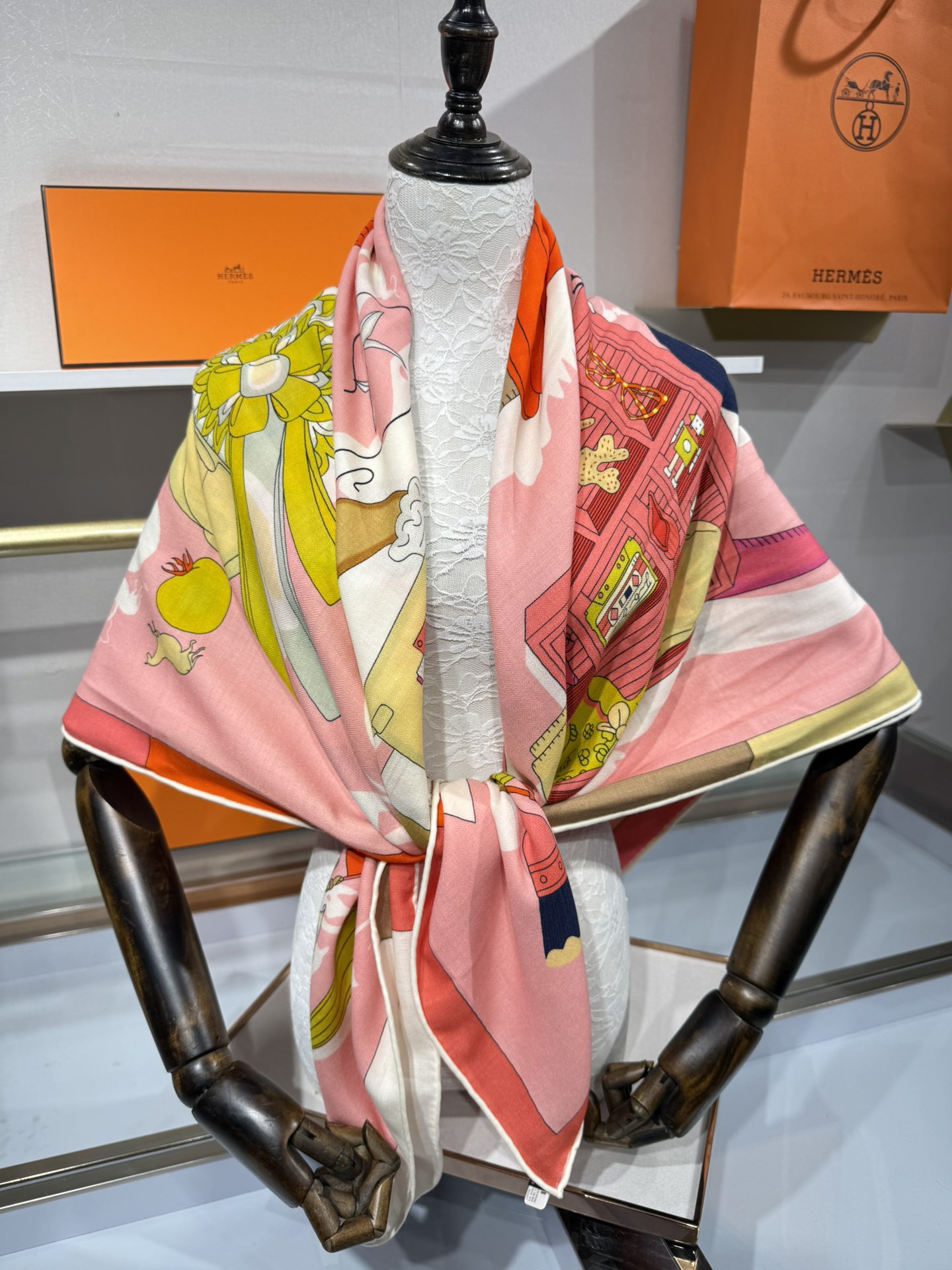 💟“2025年 精巧错觉”140双面丝毛披肩~Hermes 

手工卷边真丝方巾（30%桑蚕丝70%羊绒