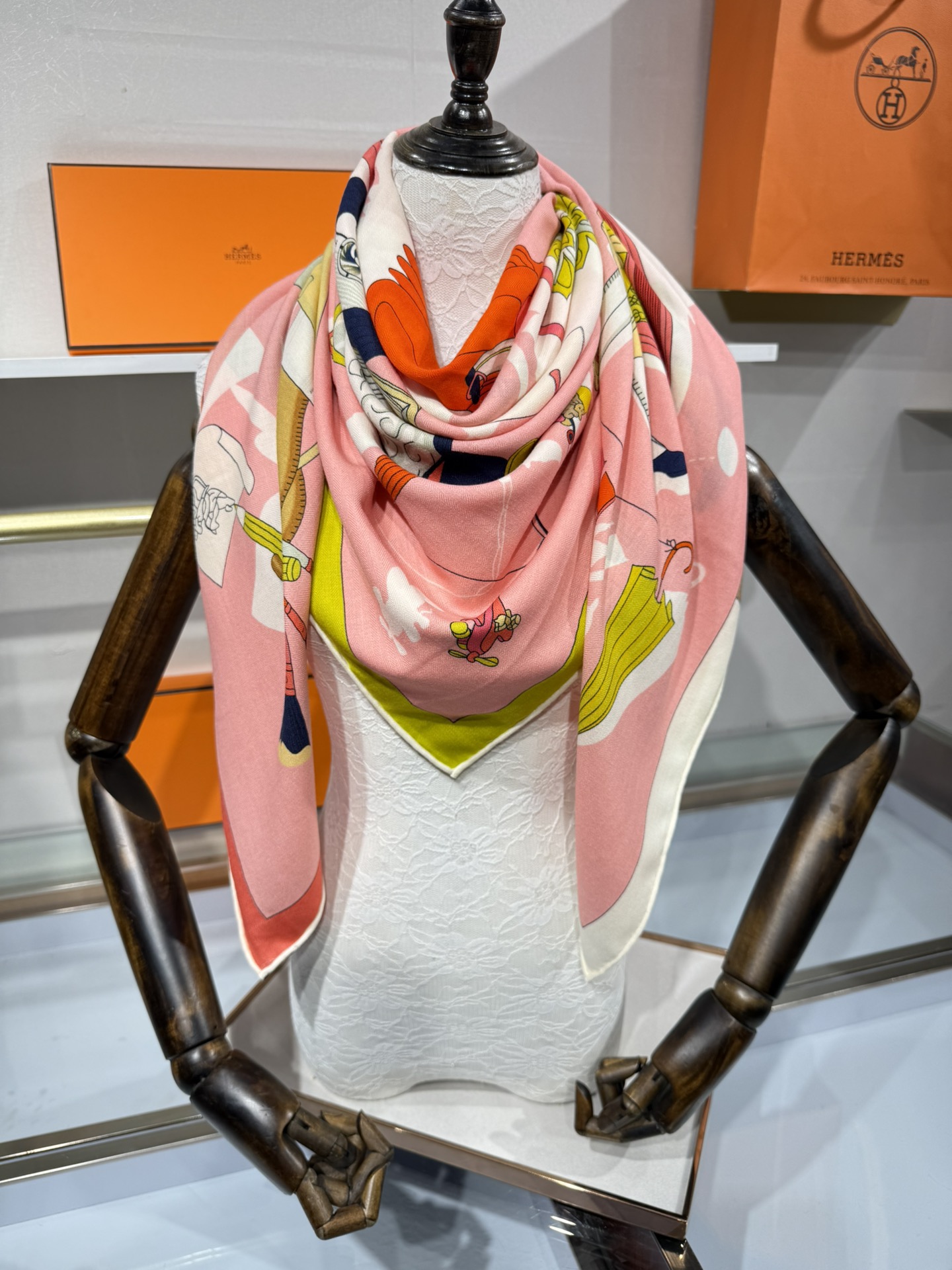 💟“2025年 精巧错觉”140双面丝毛披肩~Hermes 

手工卷边真丝方巾（30%桑蚕丝70%羊绒