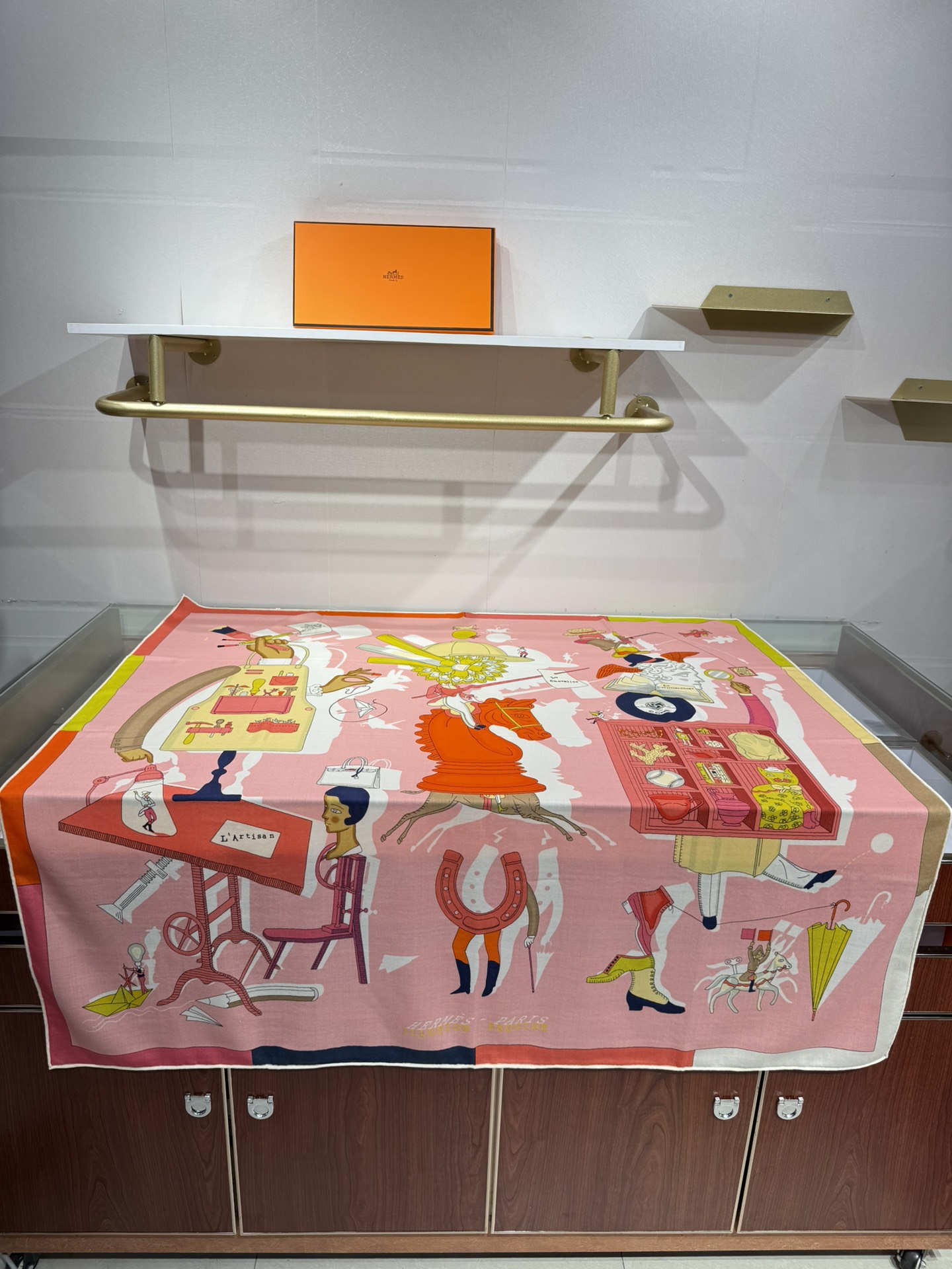 💟“2025年 精巧错觉”140双面丝毛披肩~Hermes 

手工卷边真丝方巾（30%桑蚕丝70%羊绒