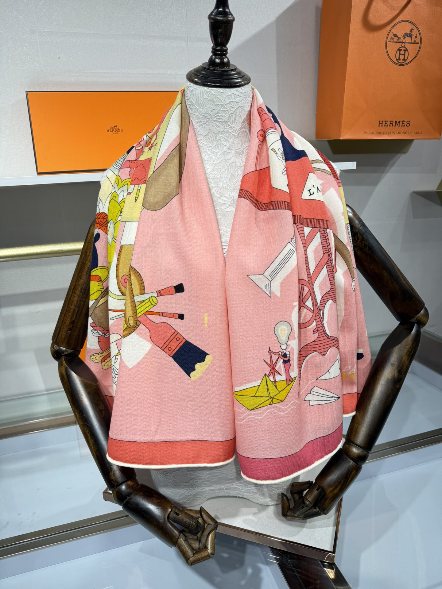 💟“2025年 精巧错觉”140双面丝毛披肩~Hermes 

手工卷边真丝方巾（30%桑蚕丝70%羊绒