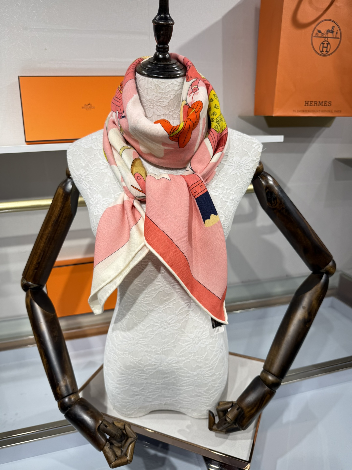 💟“2025年 精巧错觉”140双面丝毛披肩~Hermes 

手工卷边真丝方巾（30%桑蚕丝70%羊绒