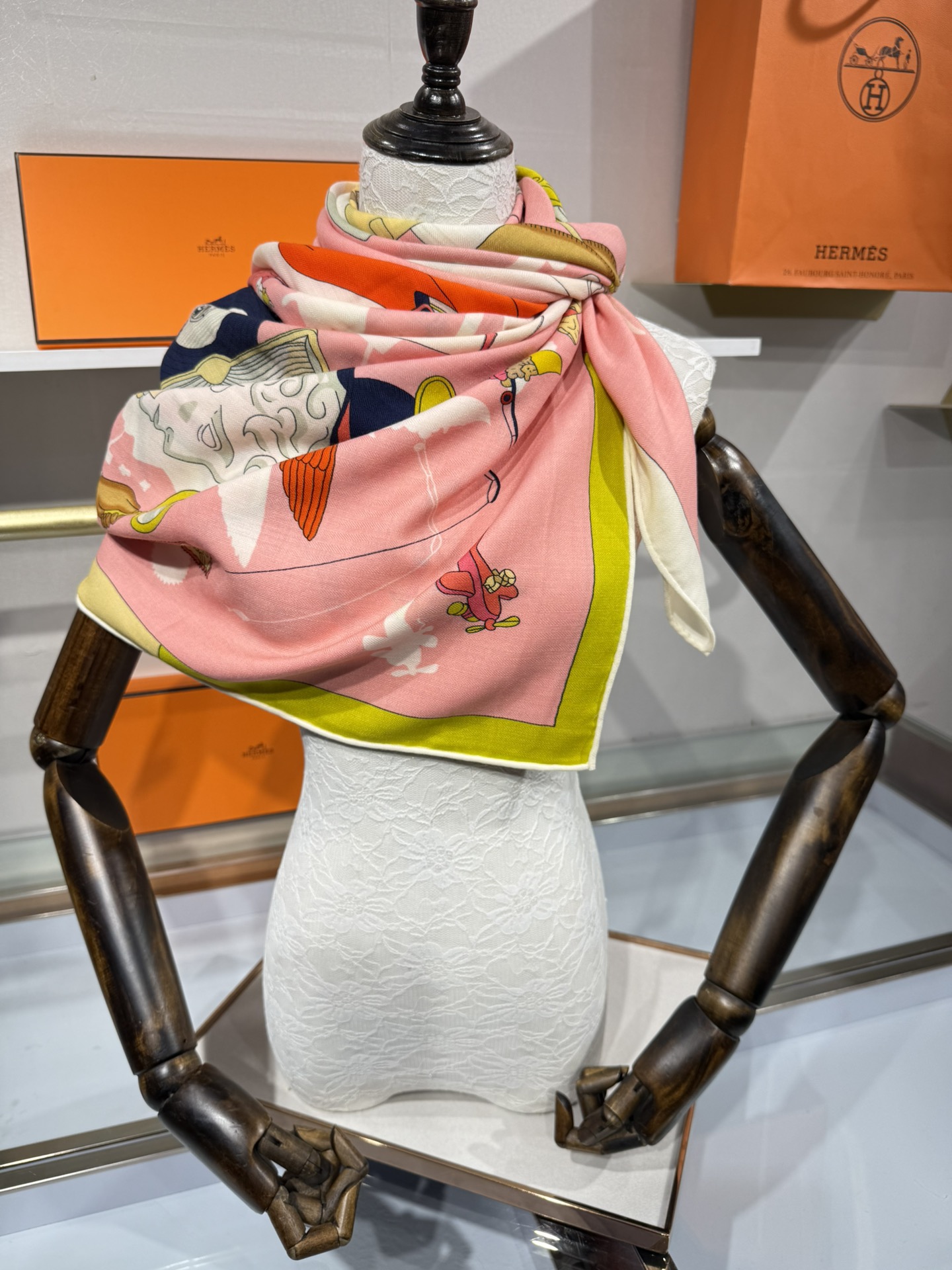 💟“2025年 精巧错觉”140双面丝毛披肩~Hermes 

手工卷边真丝方巾（30%桑蚕丝70%羊绒