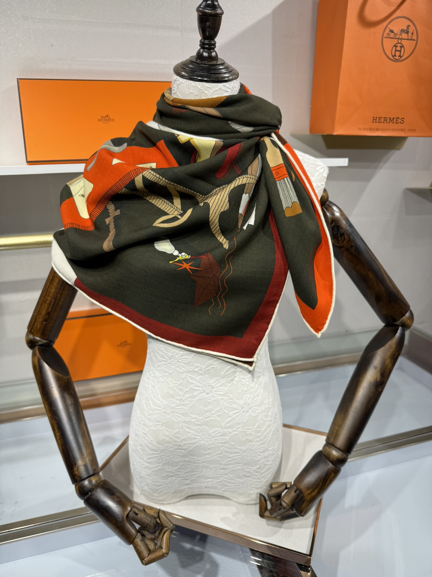 💟“2025年 精巧错觉”140双面丝毛披肩~Hermes 

手工卷边真丝方巾（30%桑蚕丝70%羊绒