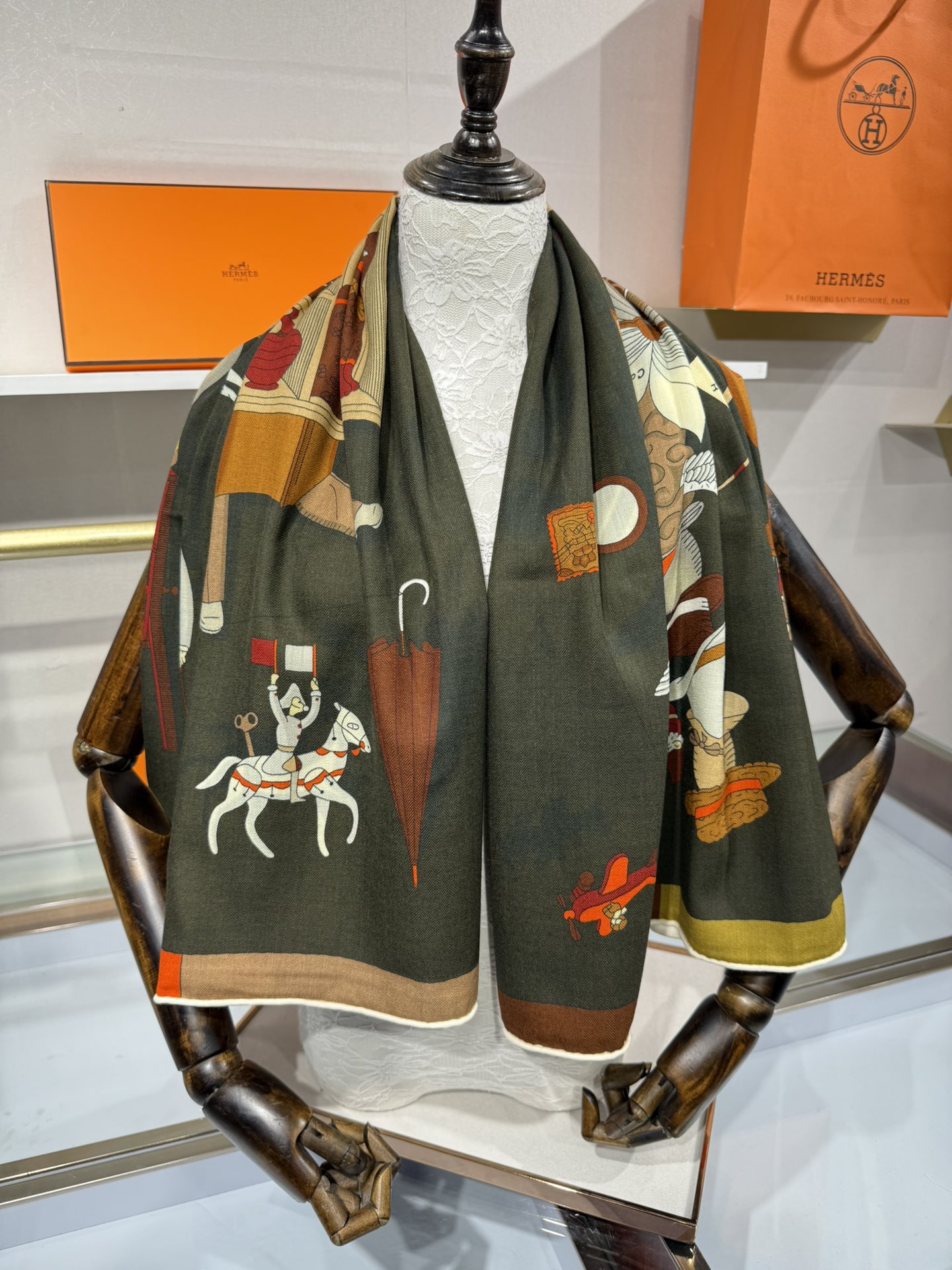 💟“2025年 精巧错觉”140双面丝毛披肩~Hermes 

手工卷边真丝方巾（30%桑蚕丝70%羊绒