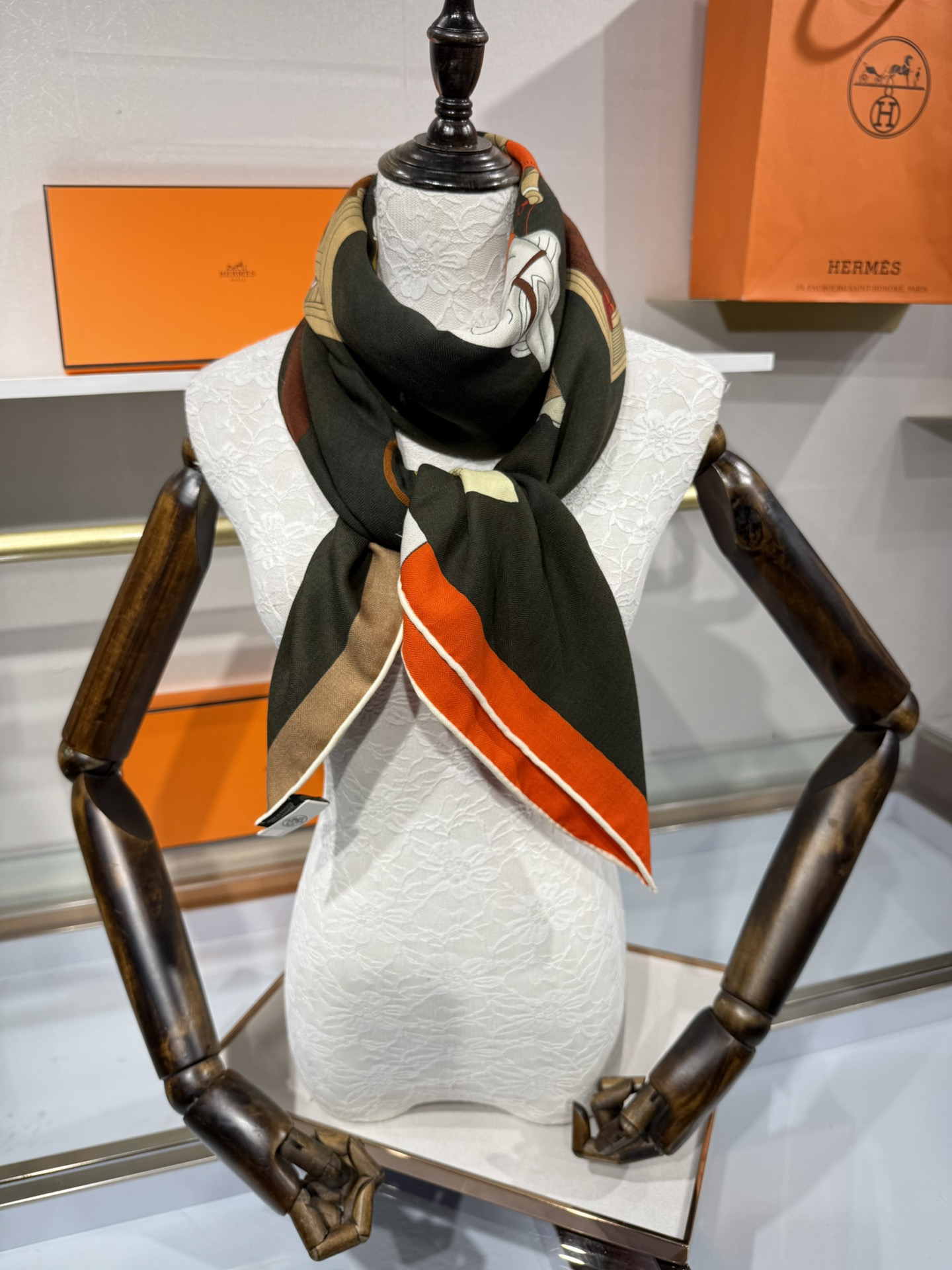 💟“2025年 精巧错觉”140双面丝毛披肩~Hermes 

手工卷边真丝方巾（30%桑蚕丝70%羊绒