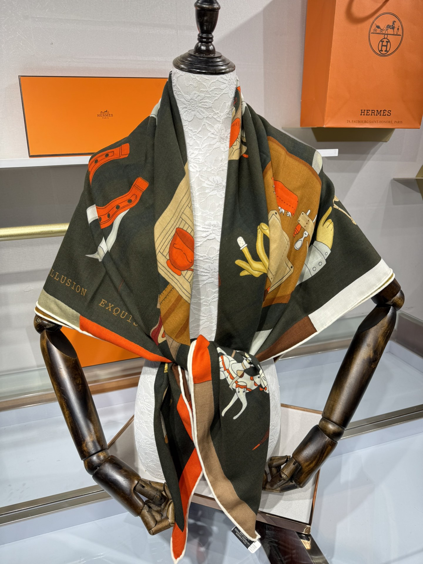 💟“2025年 精巧错觉”140双面丝毛披肩~Hermes 

手工卷边真丝方巾（30%桑蚕丝70%羊绒