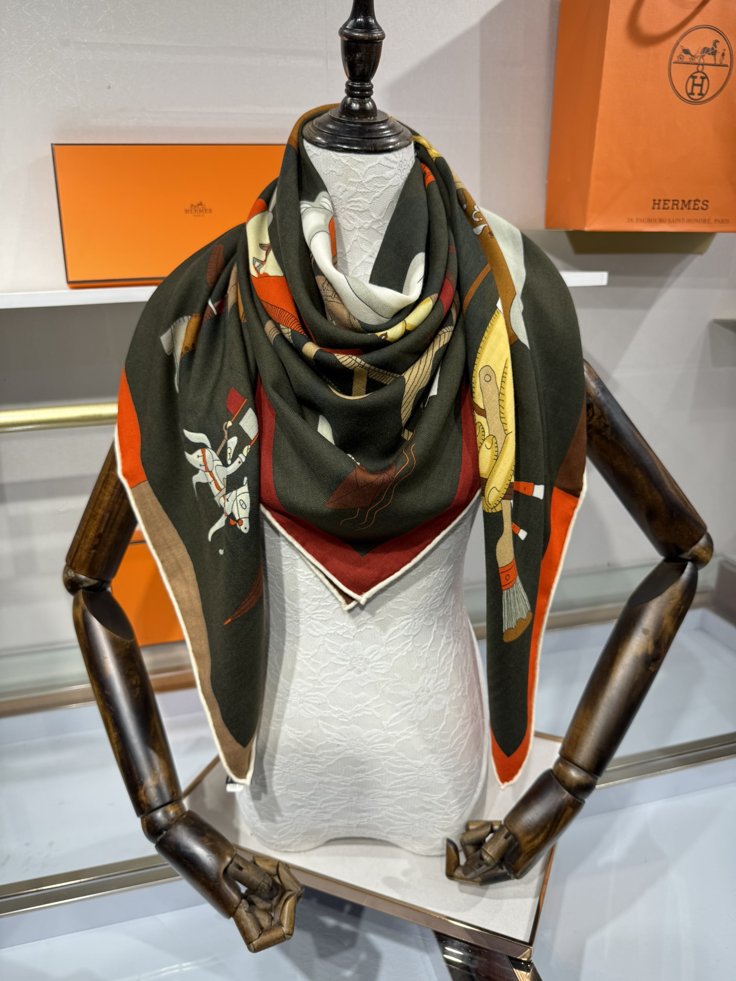 💟“2025年 精巧错觉”140双面丝毛披肩~Hermes 

手工卷边真丝方巾（30%桑蚕丝70%羊绒