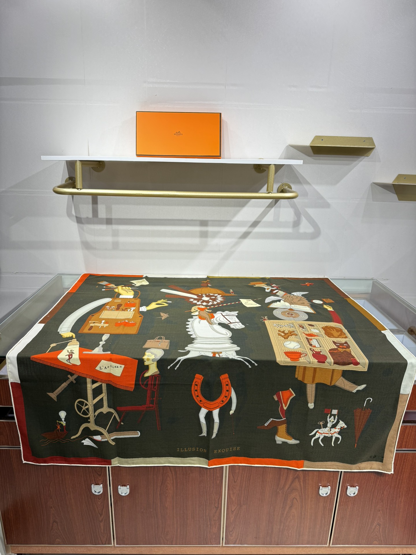 💟“2025年 精巧错觉”140双面丝毛披肩~Hermes 

手工卷边真丝方巾（30%桑蚕丝70%羊绒