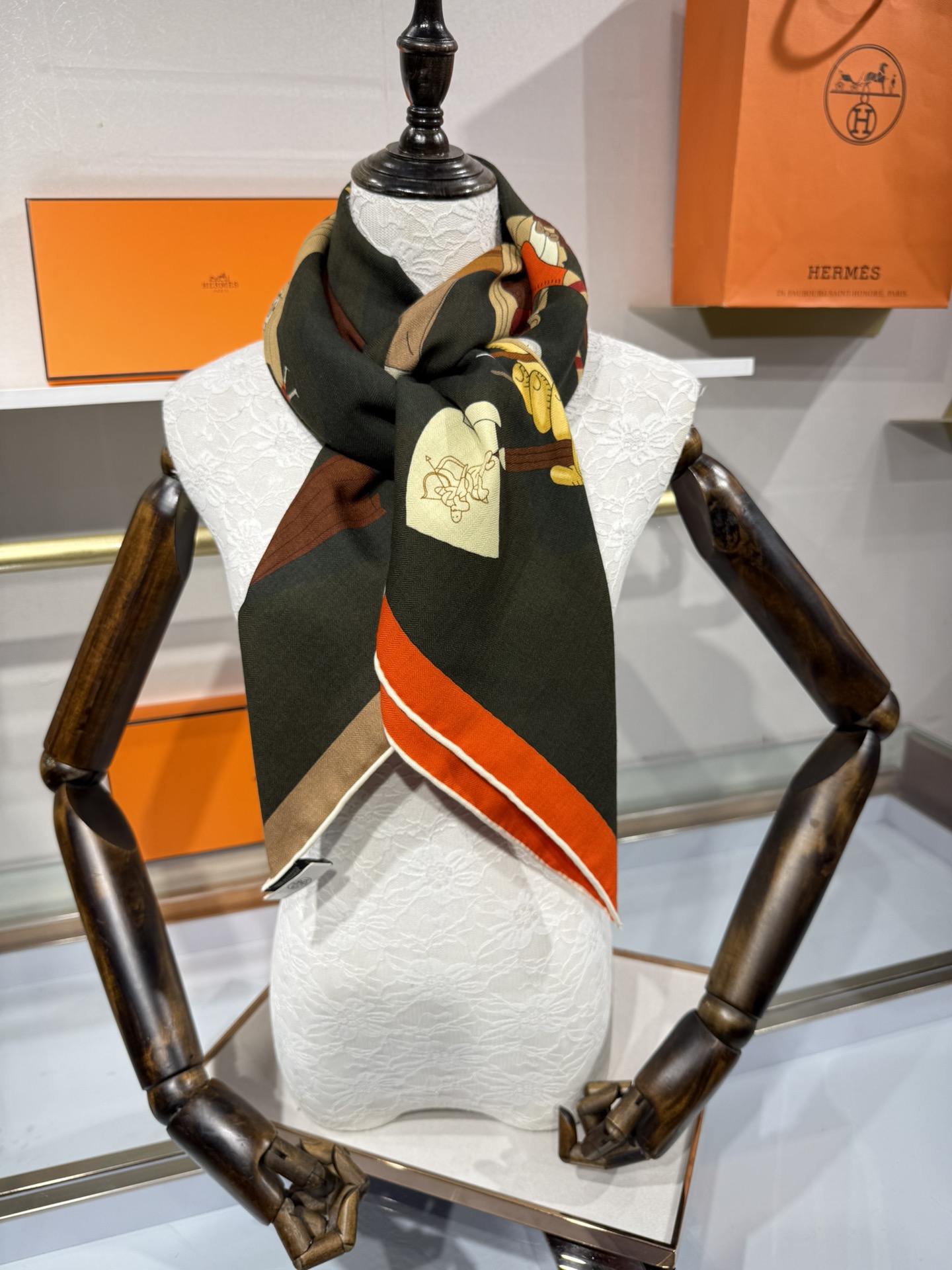 💟“2025年 精巧错觉”140双面丝毛披肩~Hermes 

手工卷边真丝方巾（30%桑蚕丝70%羊绒