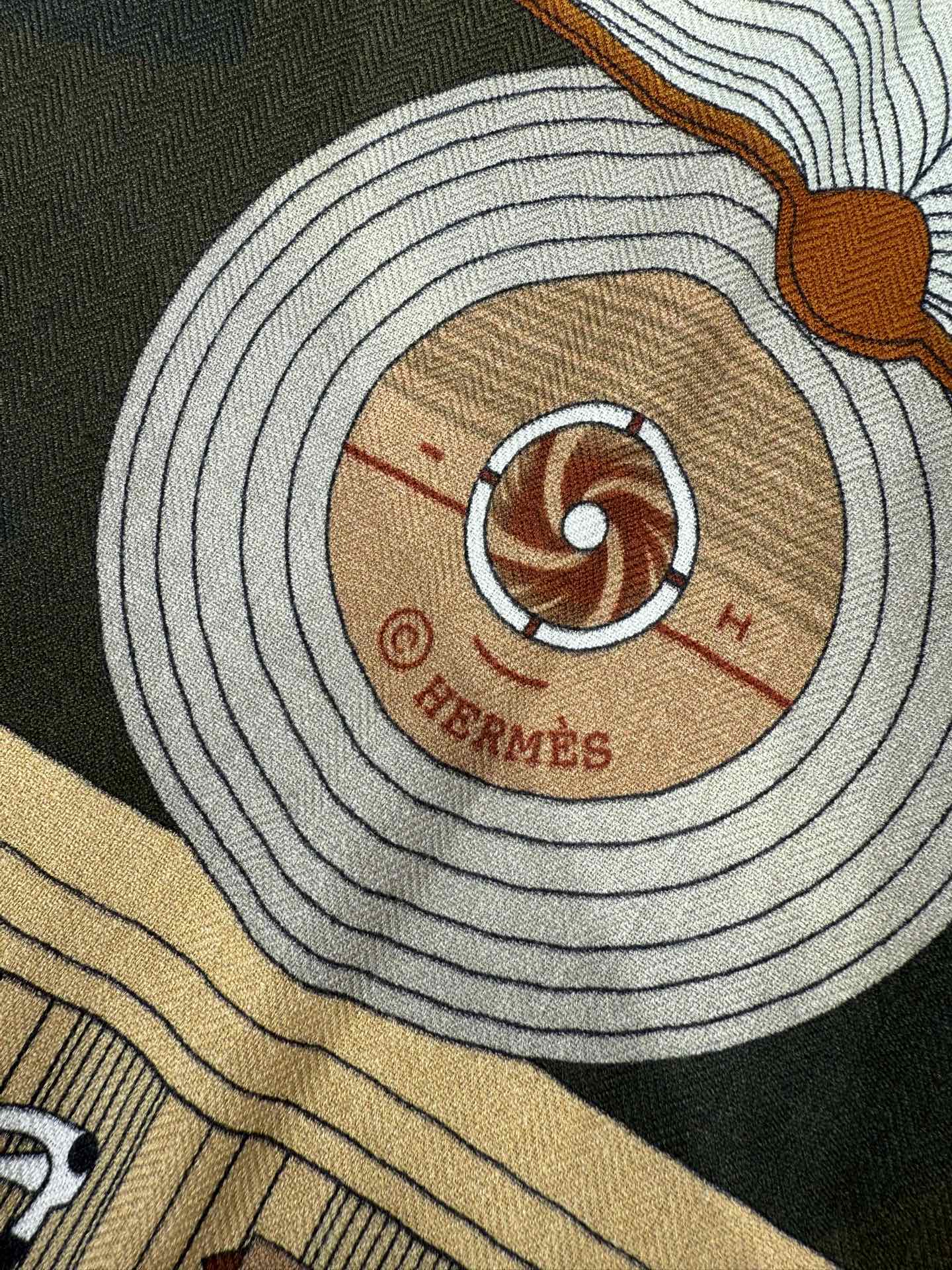 💟“2025年 精巧错觉”140双面丝毛披肩~Hermes 

手工卷边真丝方巾（30%桑蚕丝70%羊绒