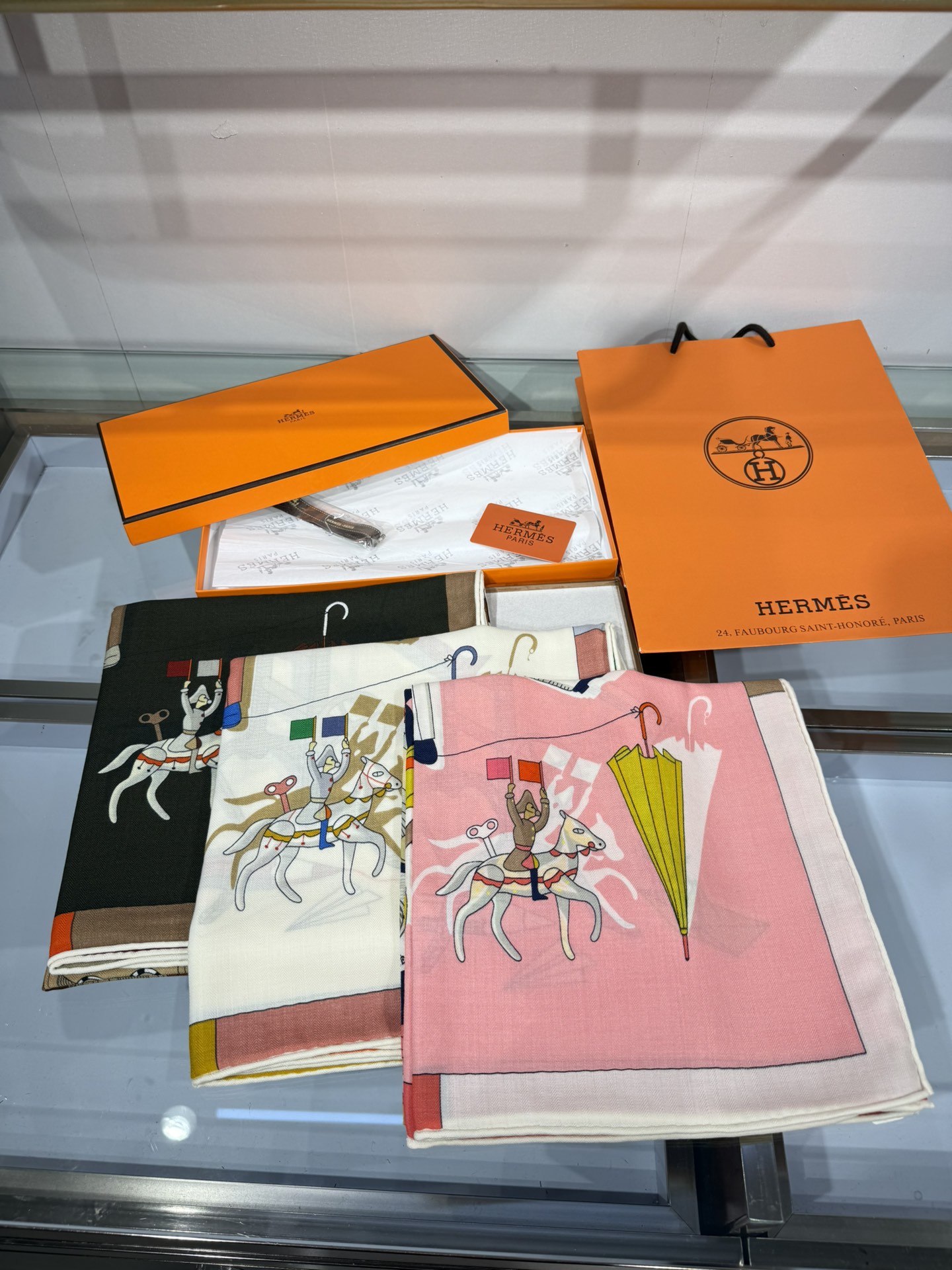 💟“2025年 精巧错觉”140双面丝毛披肩~Hermes 

手工卷边真丝方巾（30%桑蚕丝70%羊绒