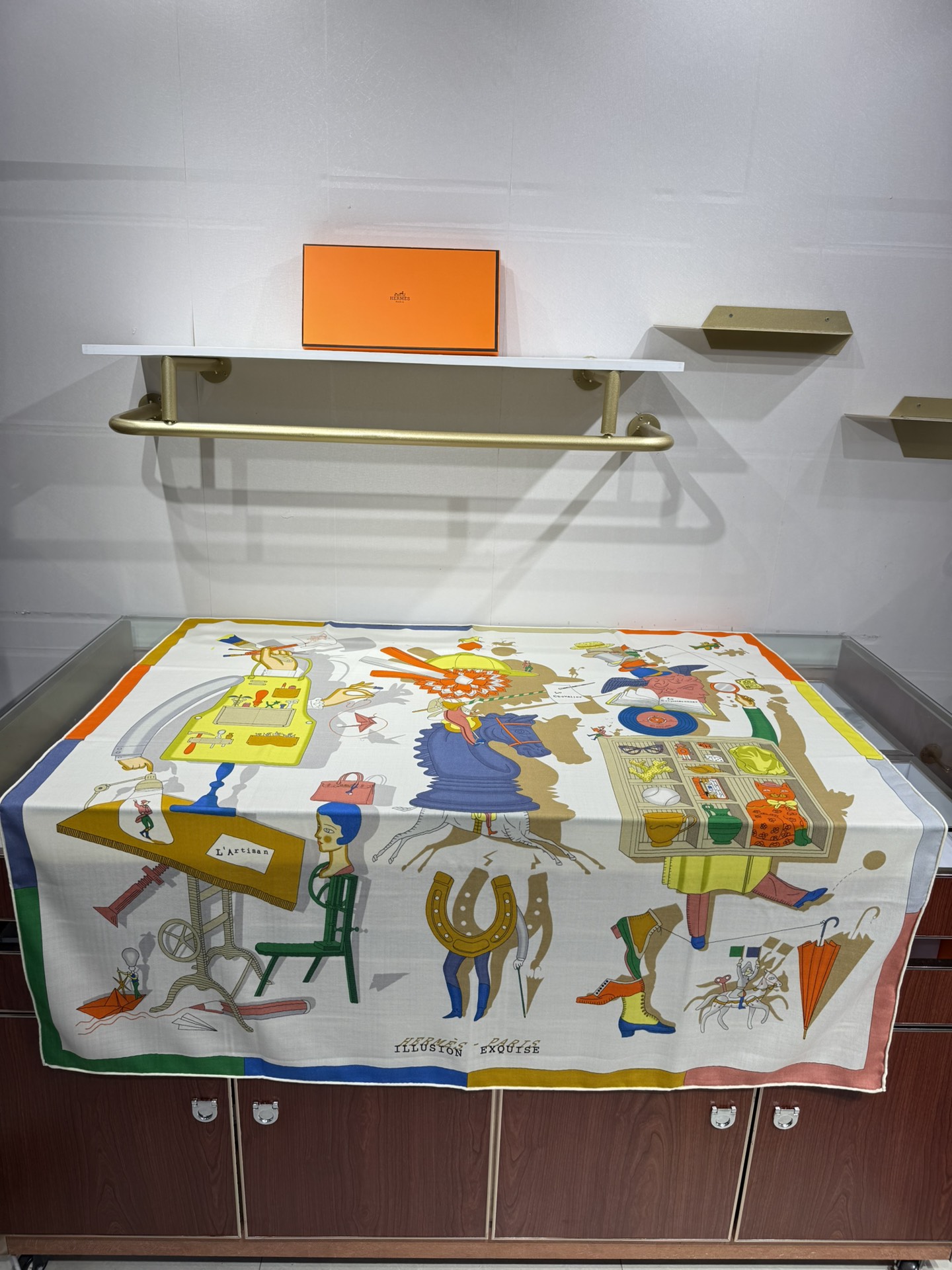 💟“2025年 精巧错觉”140双面丝毛披肩~Hermes 

手工卷边真丝方巾（30%桑蚕丝70%羊绒