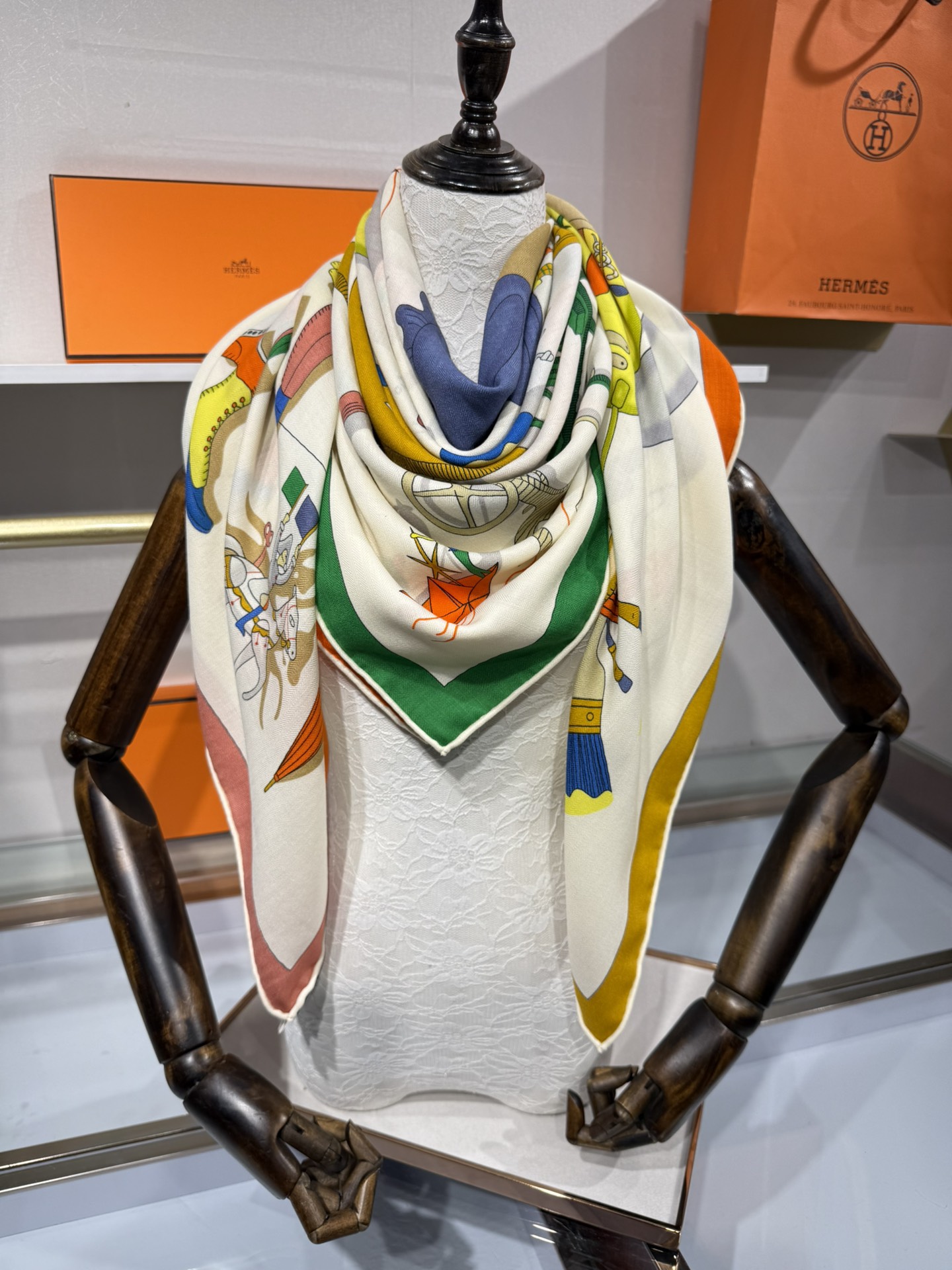 💟“2025年 精巧错觉”140双面丝毛披肩~Hermes 

手工卷边真丝方巾（30%桑蚕丝70%羊绒