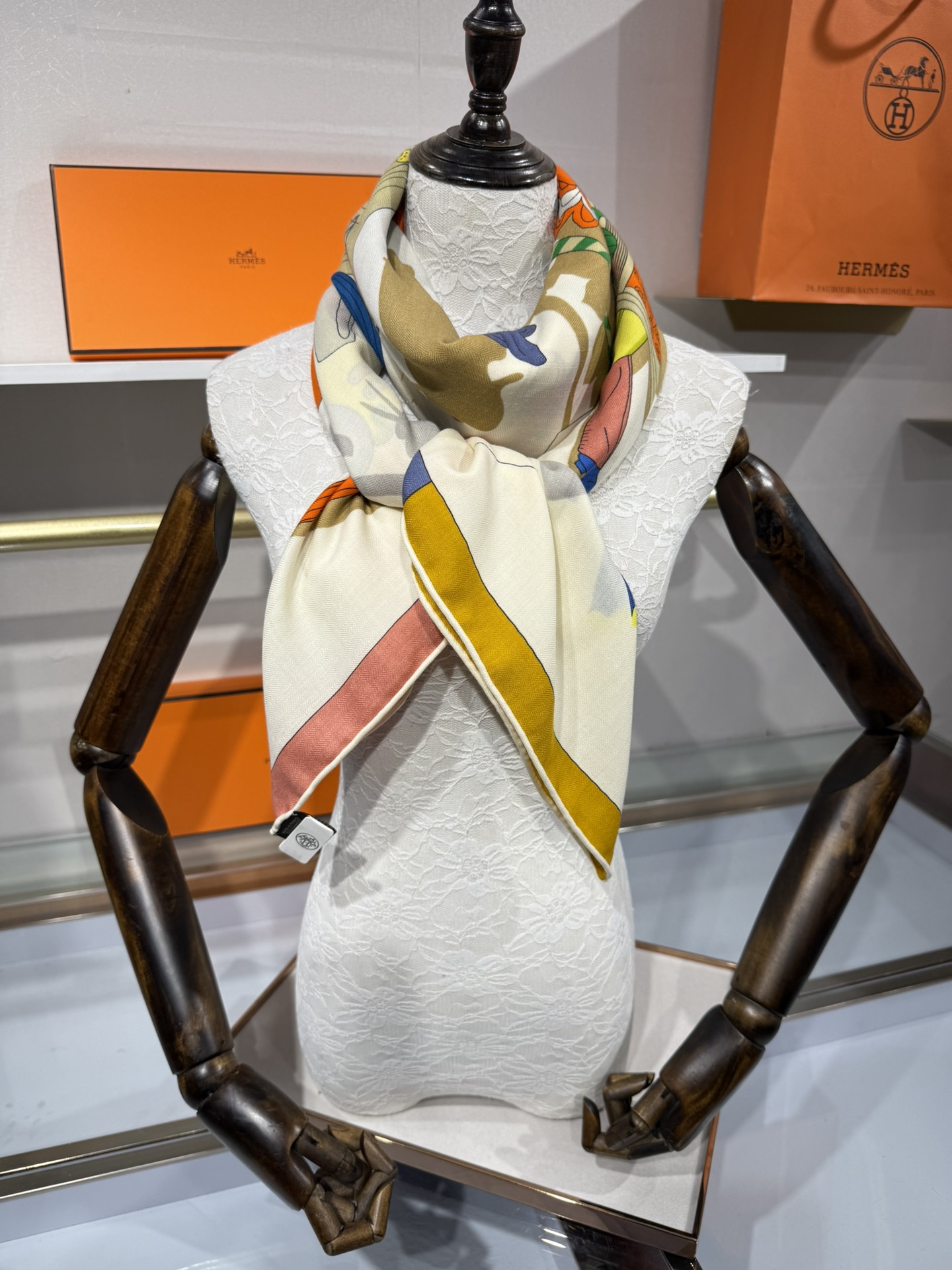 💟“2025年 精巧错觉”140双面丝毛披肩~Hermes 

手工卷边真丝方巾（30%桑蚕丝70%羊绒