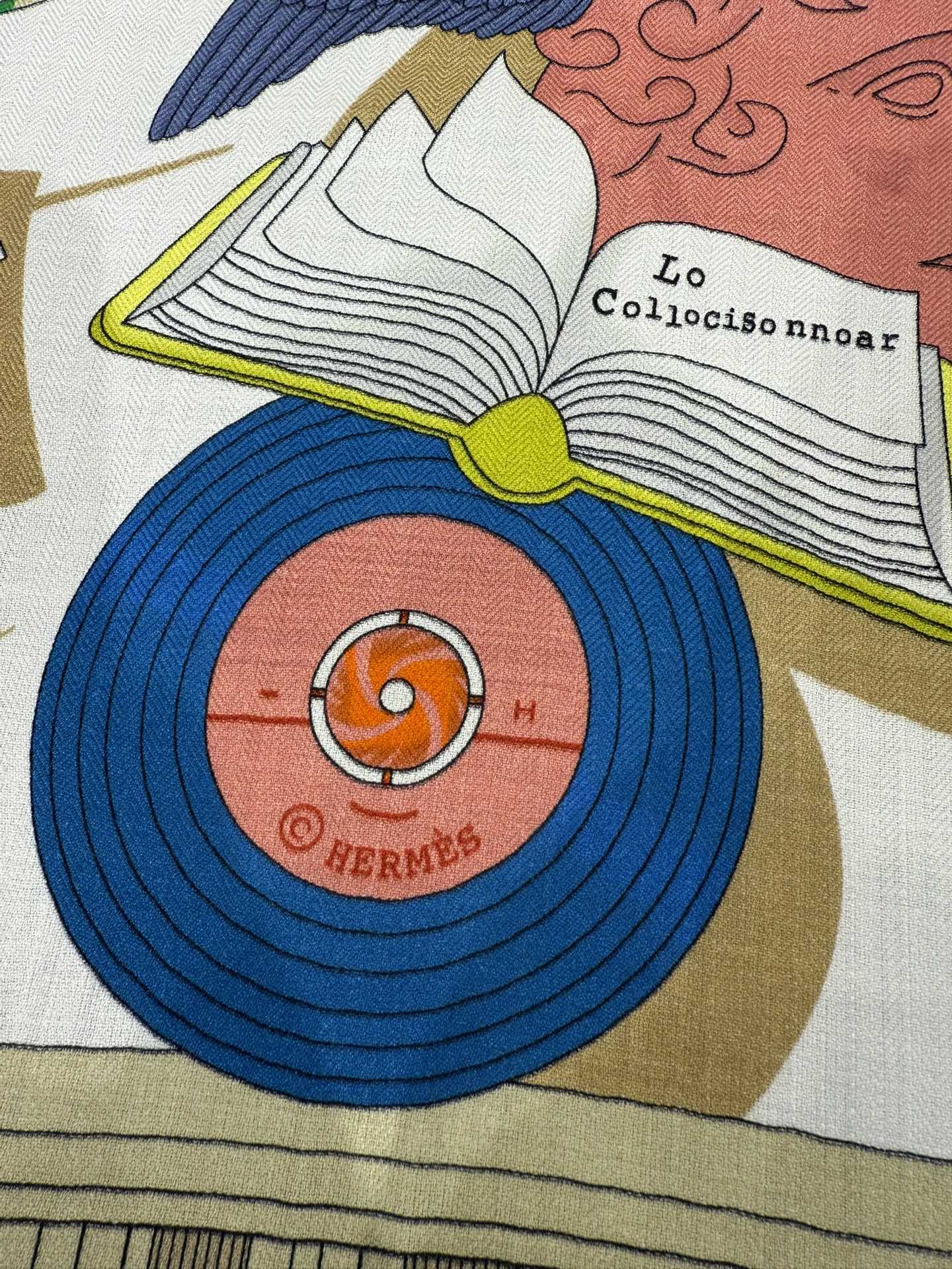 💟“2025年 精巧错觉”140双面丝毛披肩~Hermes 

手工卷边真丝方巾（30%桑蚕丝70%羊绒