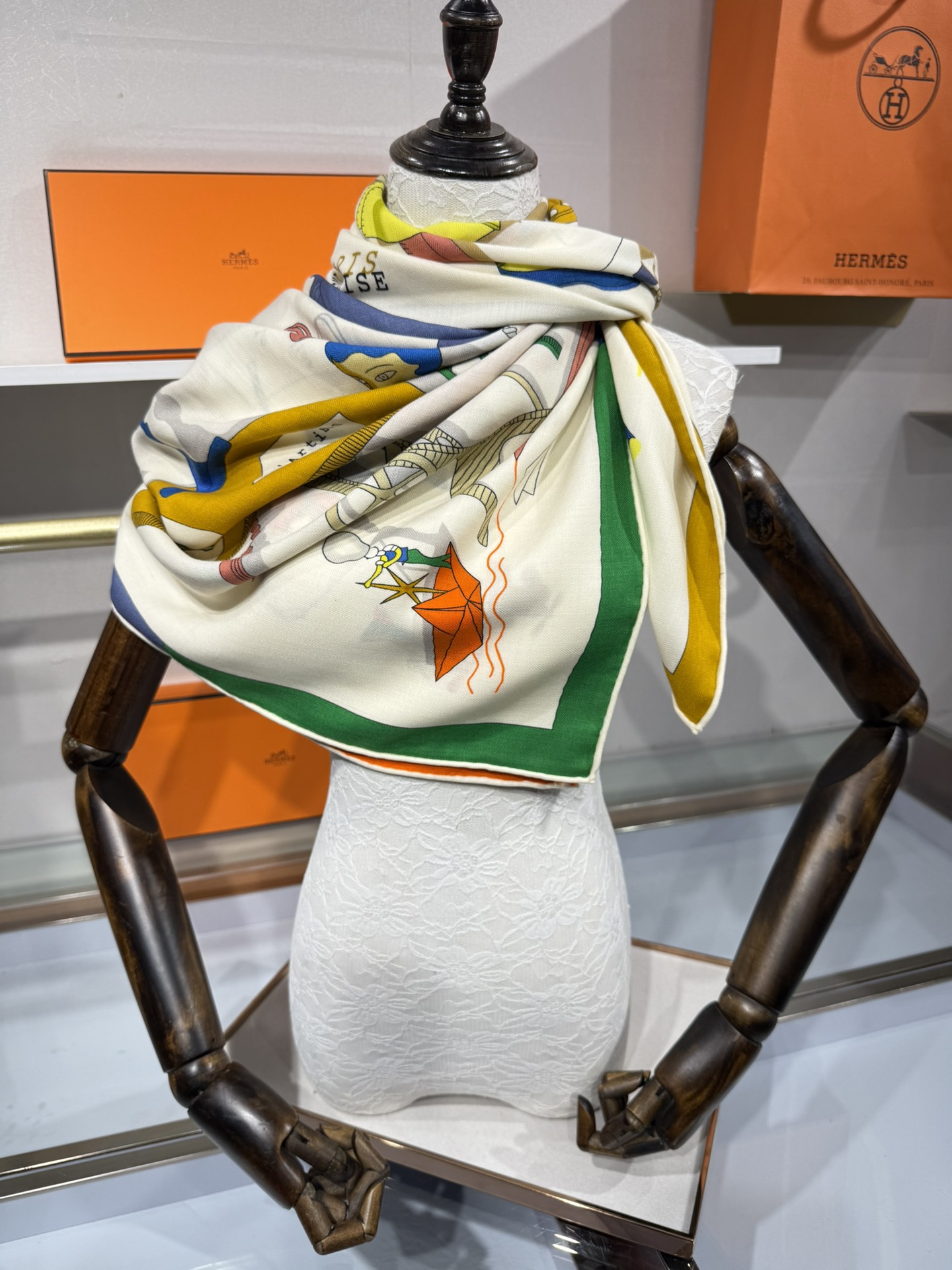 💟“2025年 精巧错觉”140双面丝毛披肩~Hermes 

手工卷边真丝方巾（30%桑蚕丝70%羊绒