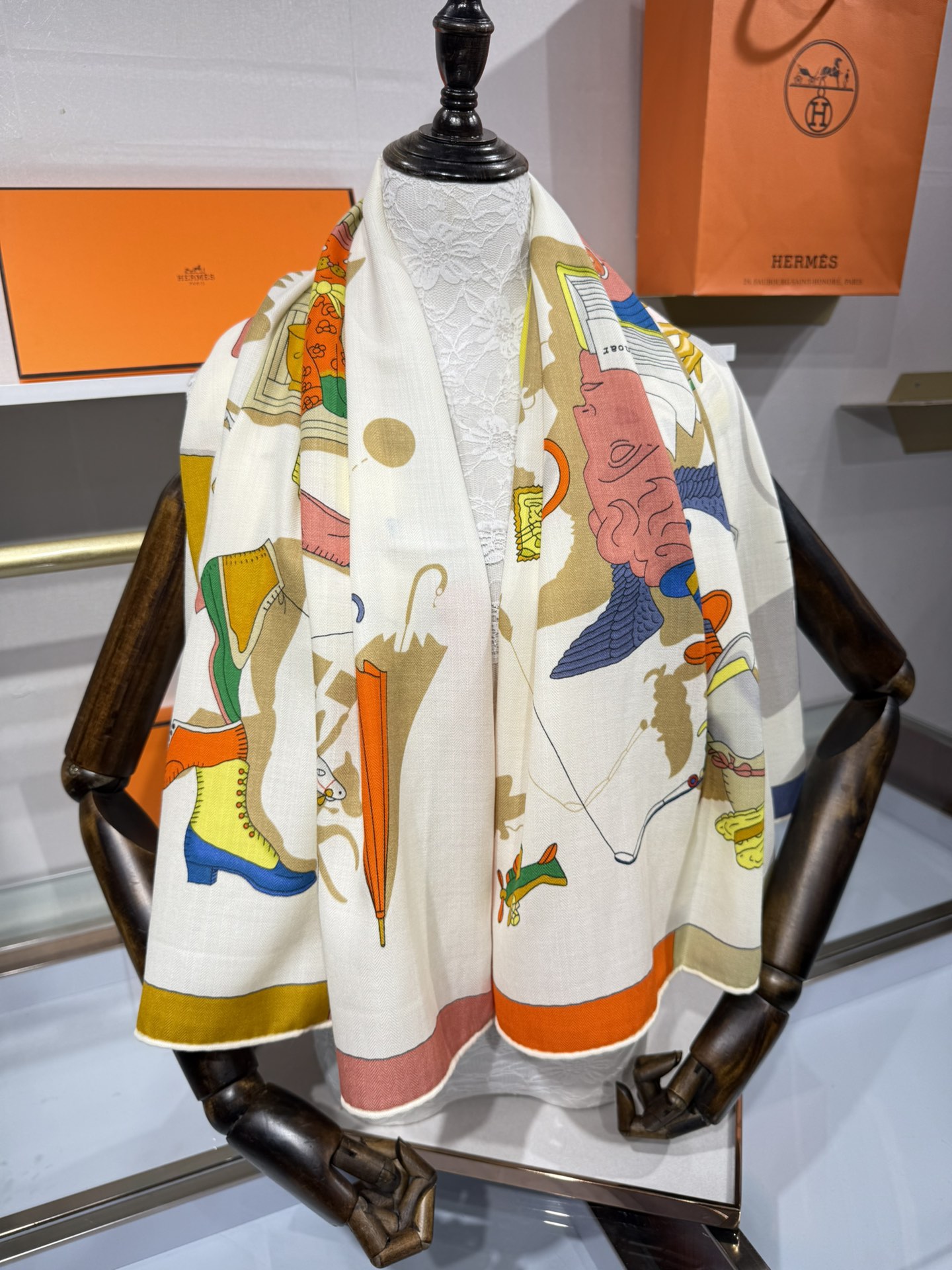 💟“2025年 精巧错觉”140双面丝毛披肩~Hermes 

手工卷边真丝方巾（30%桑蚕丝70%羊绒