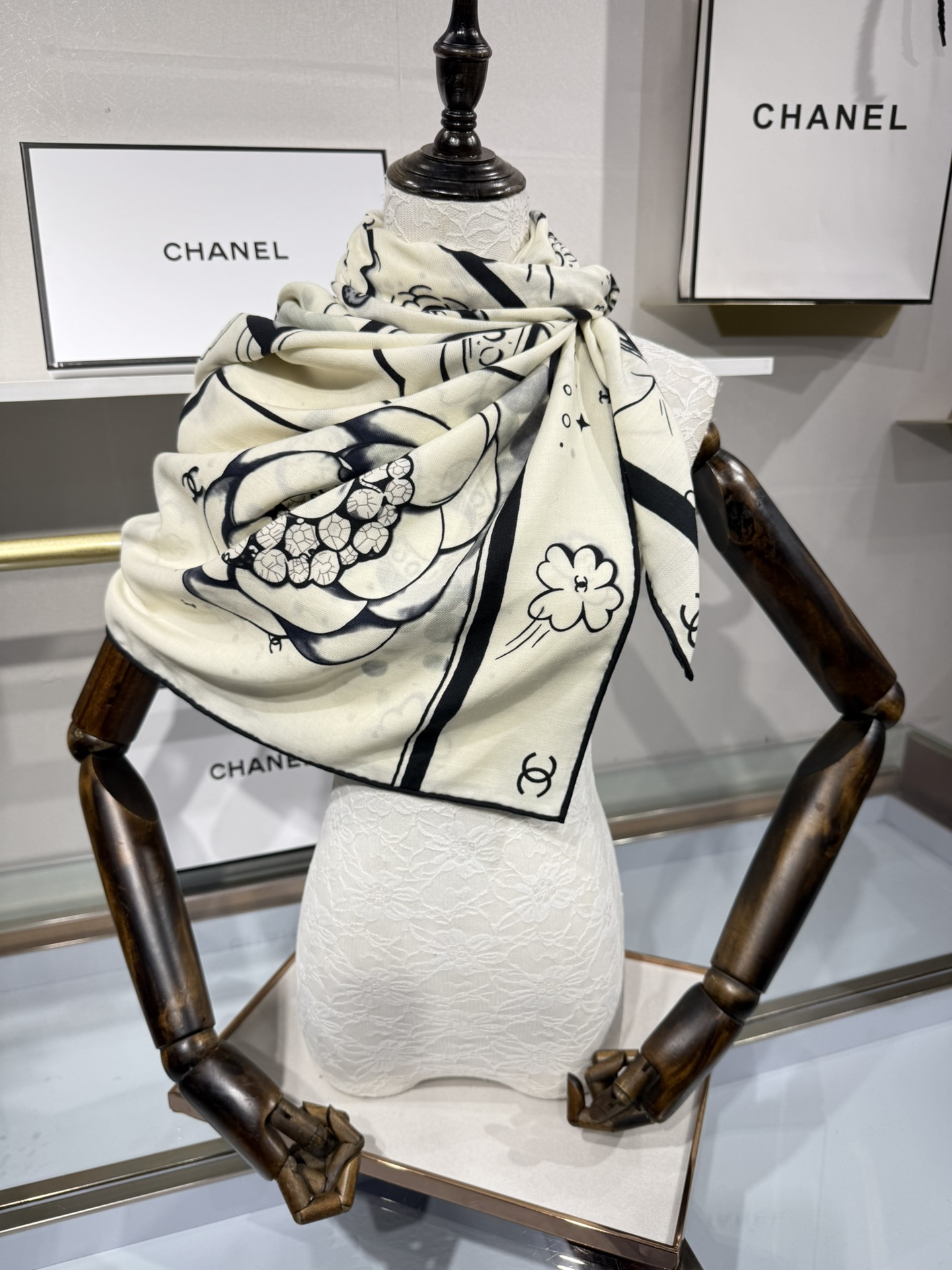 💟Chanel ~25秋冬新品～【五角星山茶花】
【140双面丝毛披肩】

手工卷边丝毛方巾（30%桑蚕