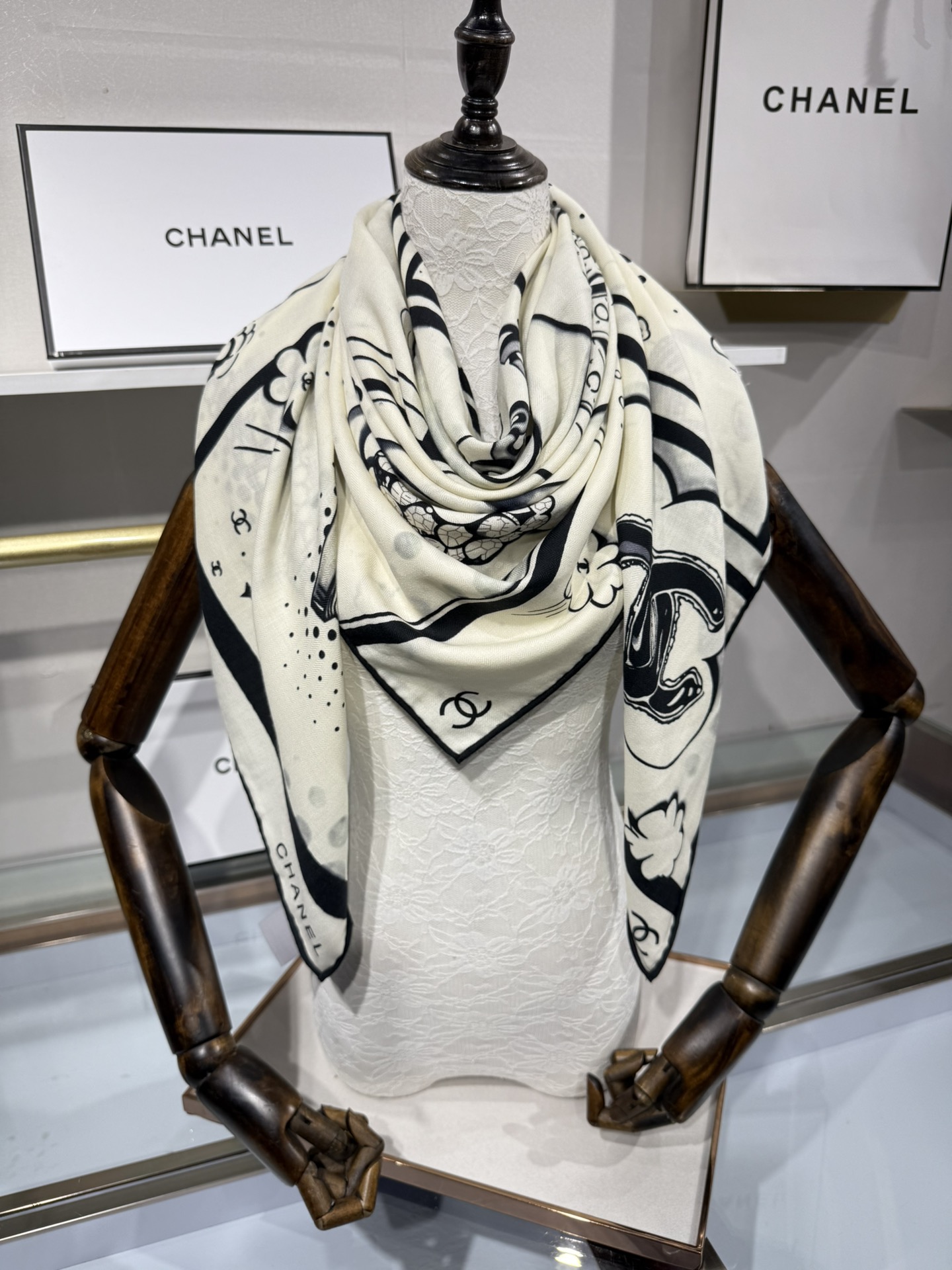 💟Chanel ~25秋冬新品～【五角星山茶花】
【140双面丝毛披肩】

手工卷边丝毛方巾（30%桑蚕