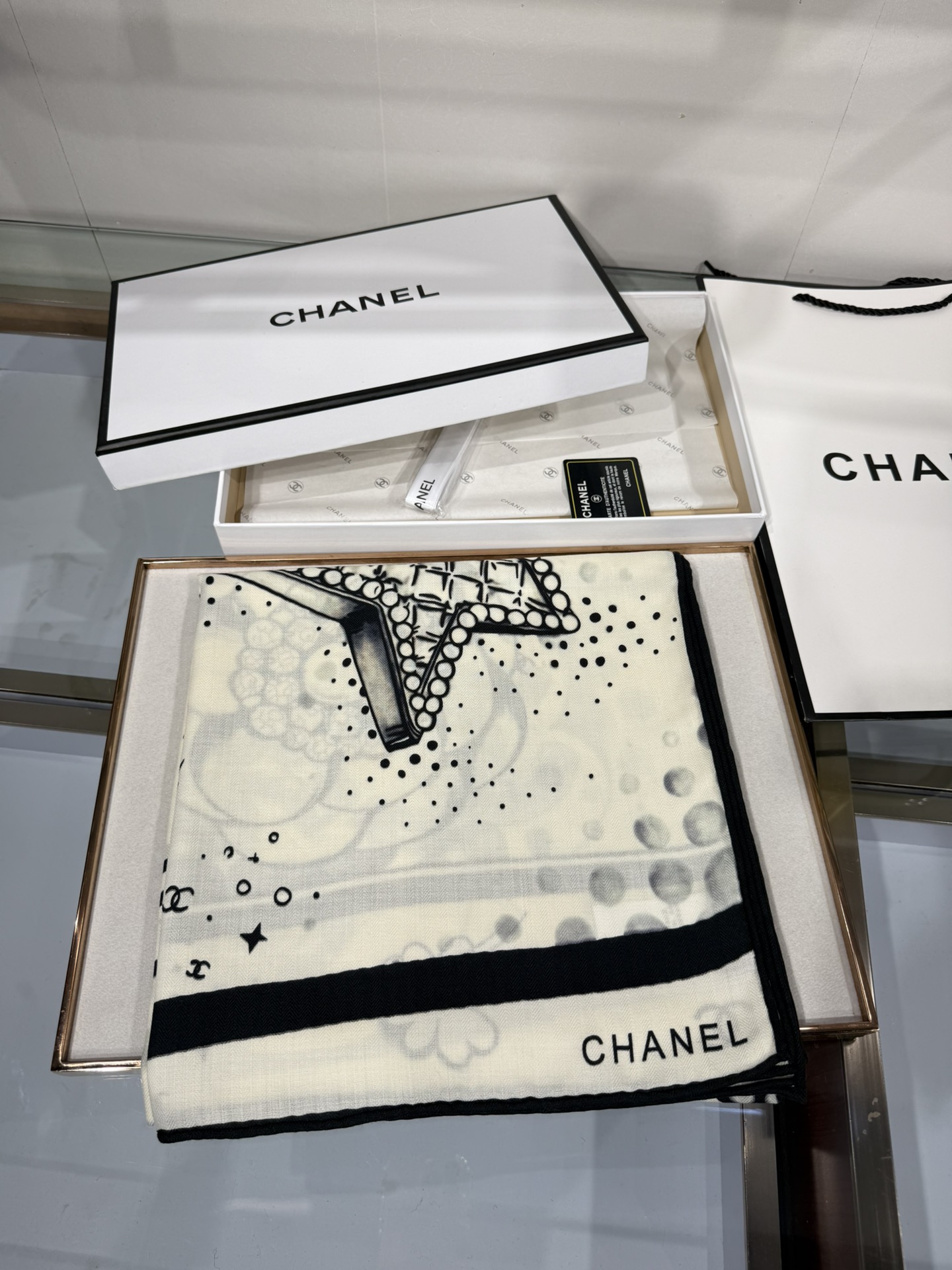 💟Chanel ~25秋冬新品～【五角星山茶花】
【140双面丝毛披肩】

手工卷边丝毛方巾（30%桑蚕