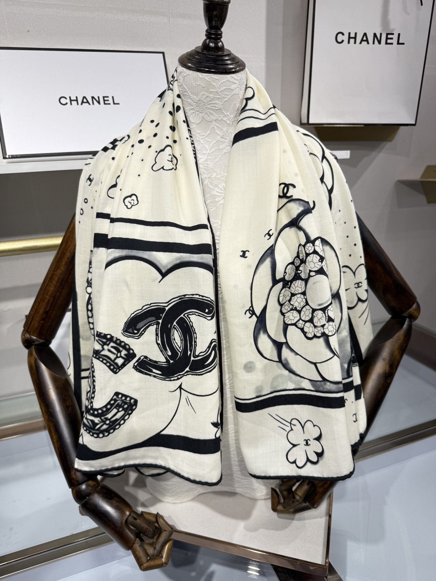 💟Chanel ~25秋冬新品～【五角星山茶花】
【140双面丝毛披肩】

手工卷边丝毛方巾（30%桑蚕