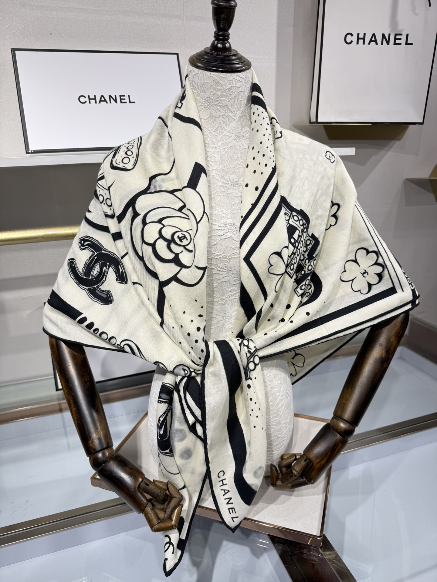 💟Chanel ~25秋冬新品～【五角星山茶花】
【140双面丝毛披肩】

手工卷边丝毛方巾（30%桑蚕