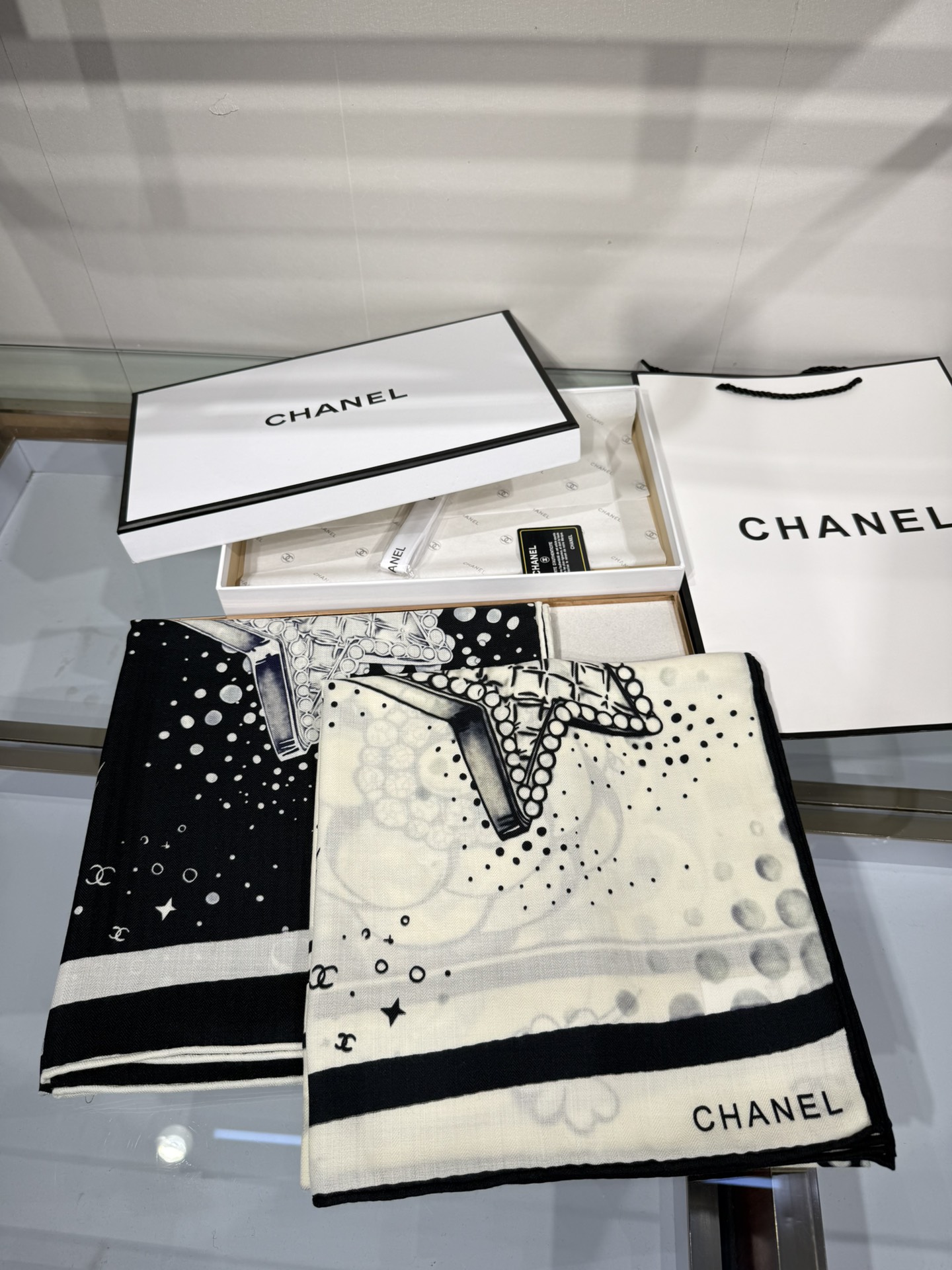 💟Chanel ~25秋冬新品～【五角星山茶花】
【140双面丝毛披肩】

手工卷边丝毛方巾（30%桑蚕