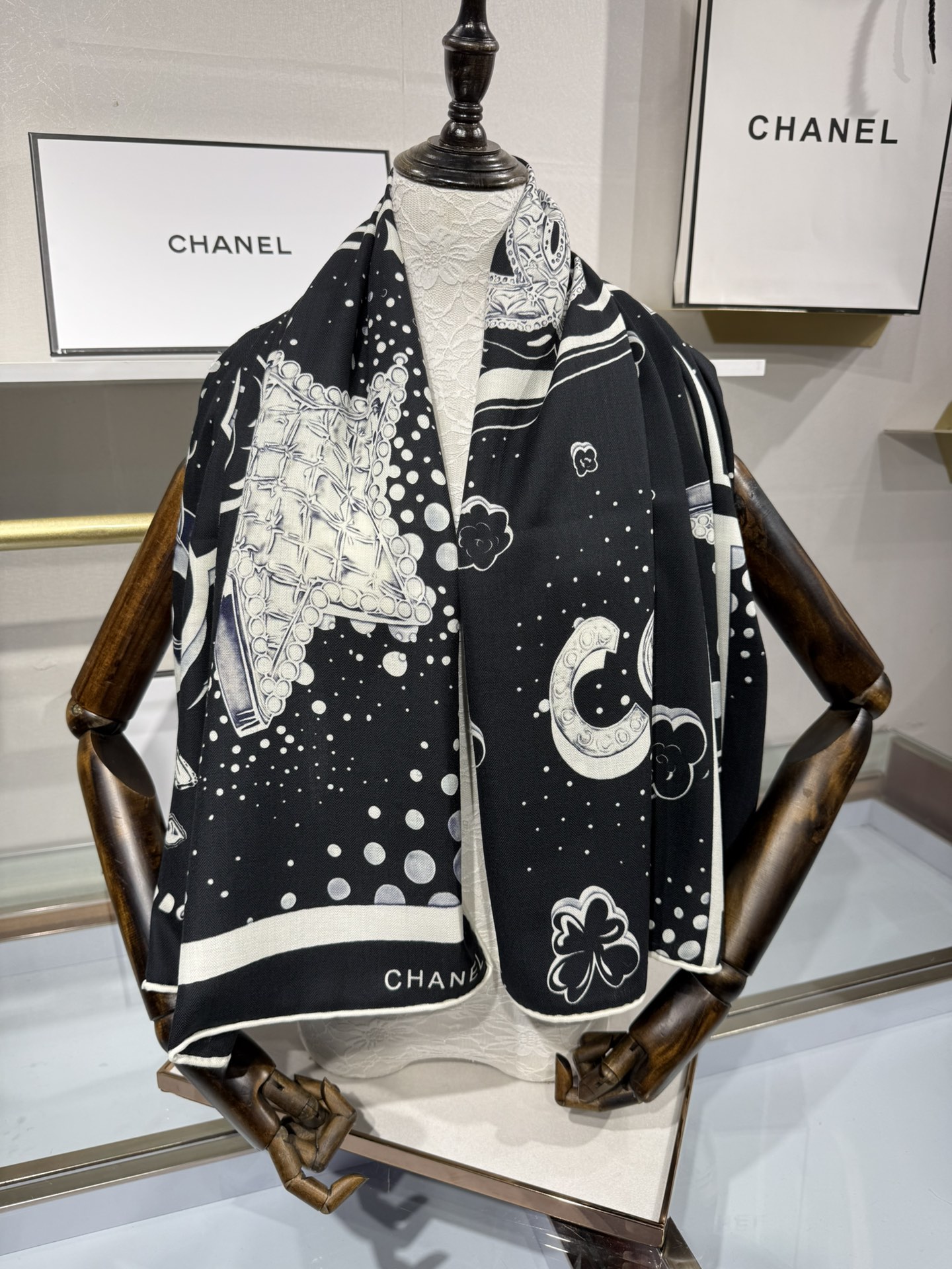 💟Chanel ~25秋冬新品～【五角星山茶花】
【140双面丝毛披肩】

手工卷边丝毛方巾（30%桑蚕