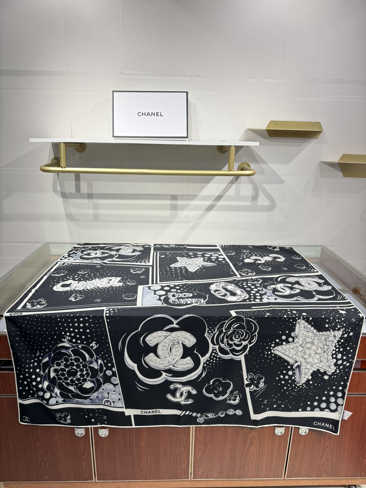 💟Chanel ~25秋冬新品～【五角星山茶花】
【140双面丝毛披肩】

手工卷边丝毛方巾（30%桑蚕