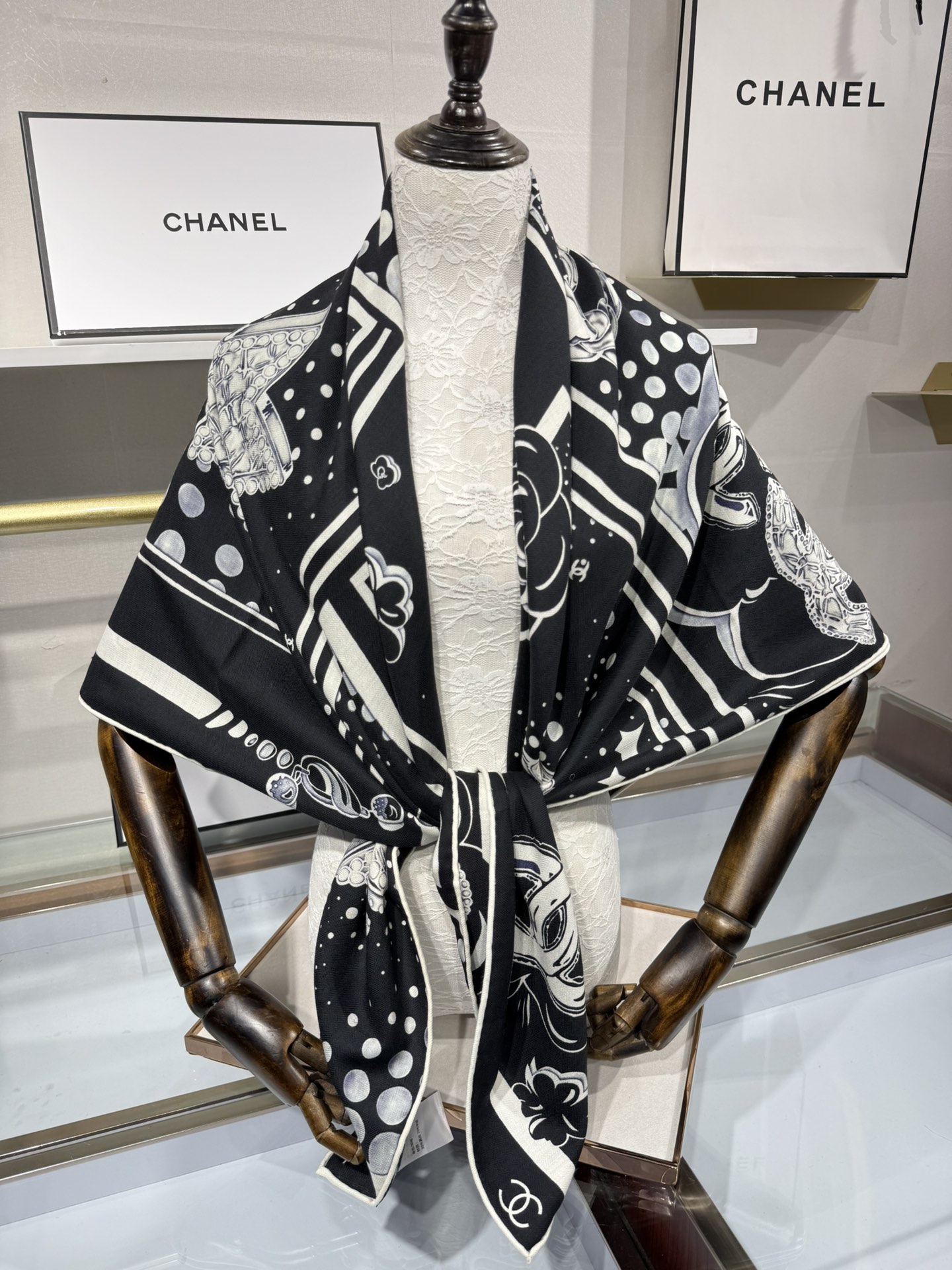 💟Chanel ~25秋冬新品～【五角星山茶花】
【140双面丝毛披肩】

手工卷边丝毛方巾（30%桑蚕