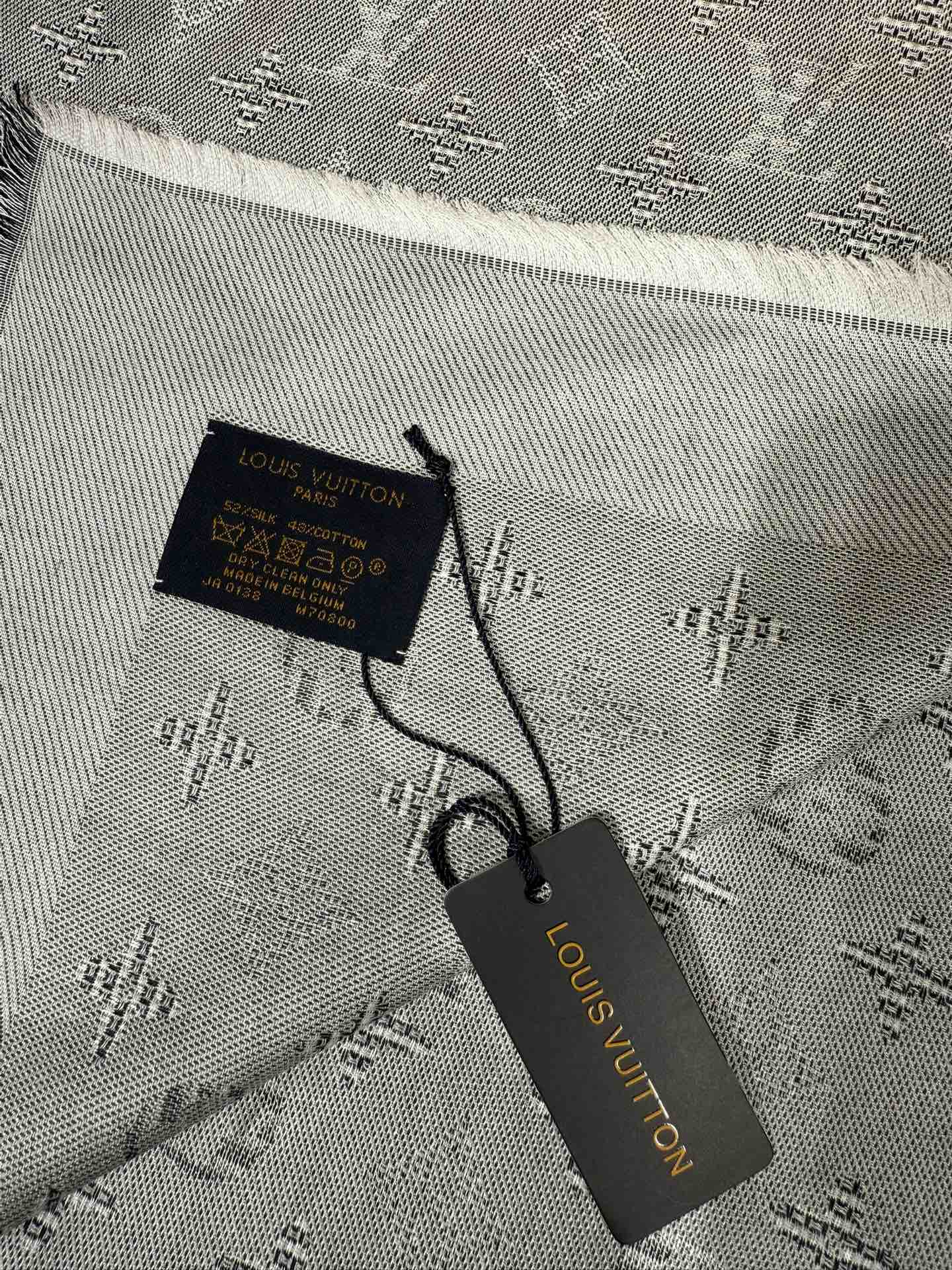 💟补单出货 时髦洋气，特别的面料构造！！LV这次在面料和暗纹纹路设计上可谓非常有惊喜。耐看的老花遇上新的