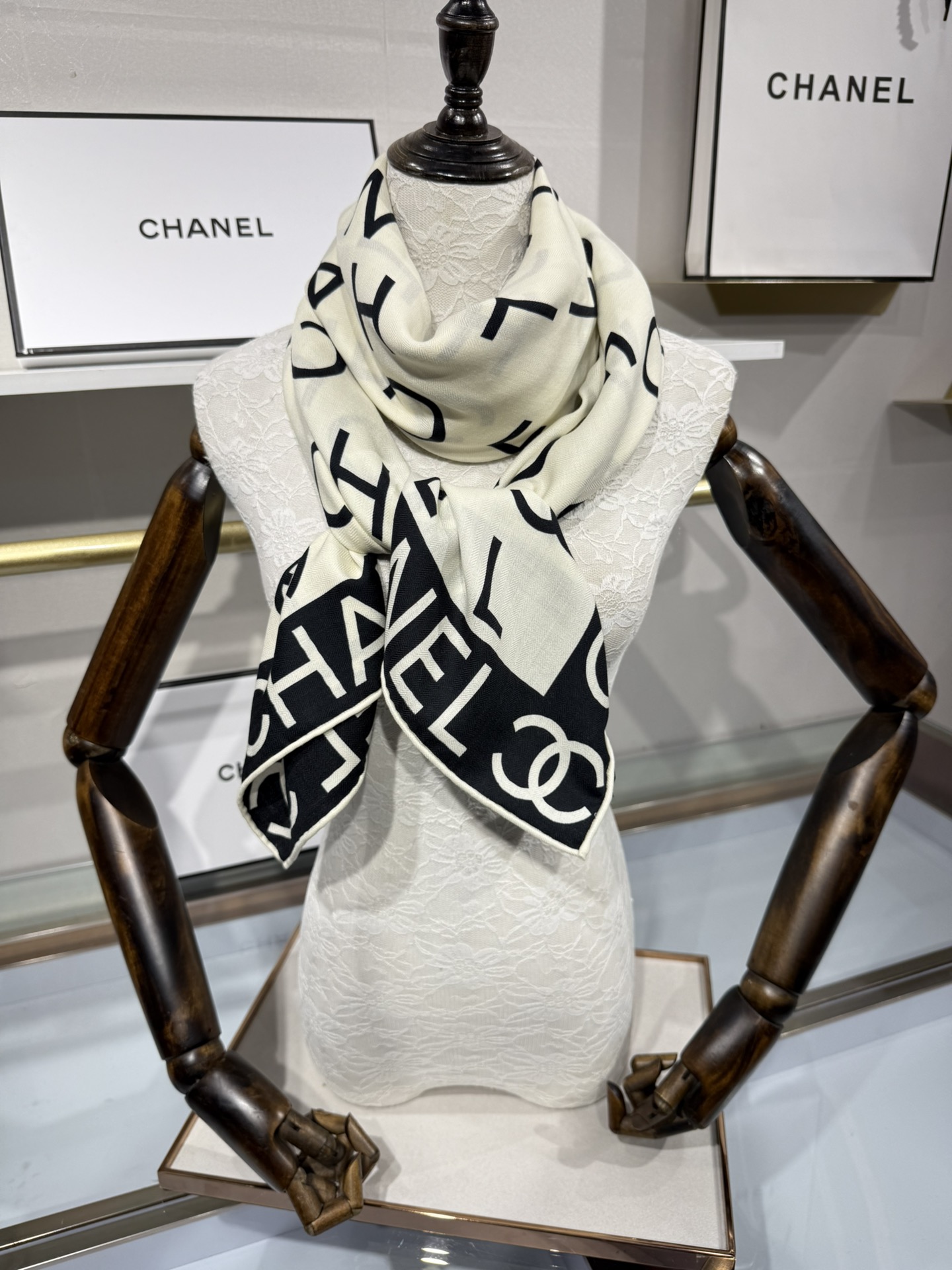 💟Chanel ~25秋冬新品～【双C字母组合】
【140双面丝绒披肩】

手工卷边丝毛方巾（30%桑蚕