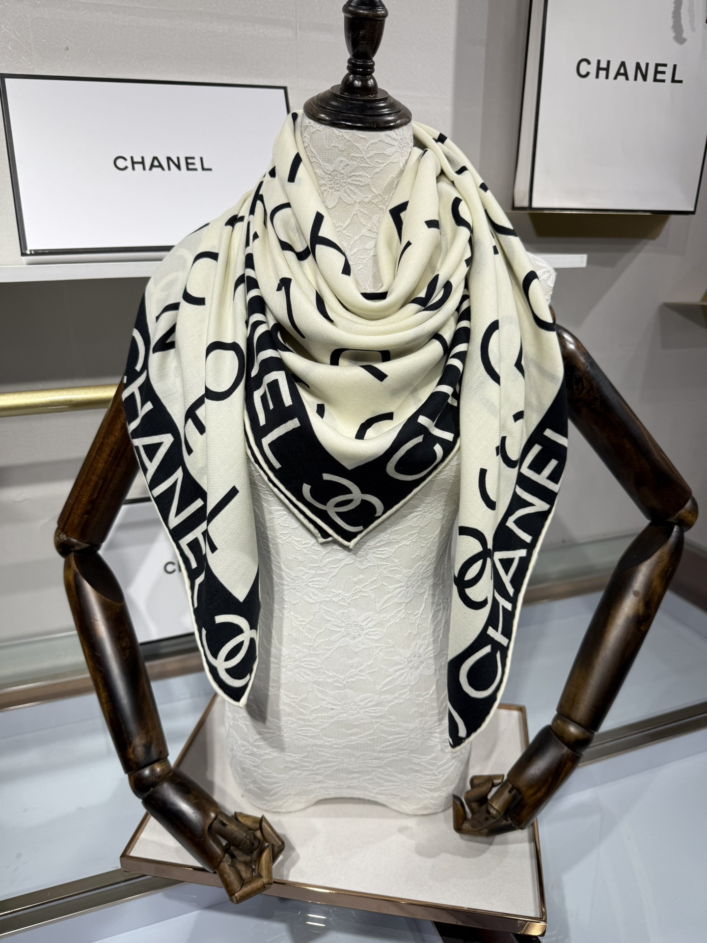 💟Chanel ~25秋冬新品～【双C字母组合】
【140双面丝绒披肩】

手工卷边丝毛方巾（30%桑蚕