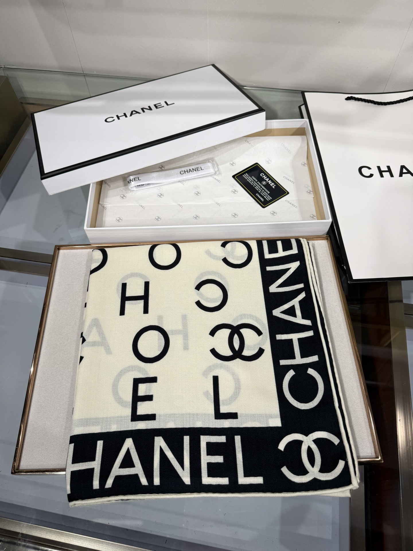 💟Chanel ~25秋冬新品～【双C字母组合】
【140双面丝绒披肩】

手工卷边丝毛方巾（30%桑蚕
