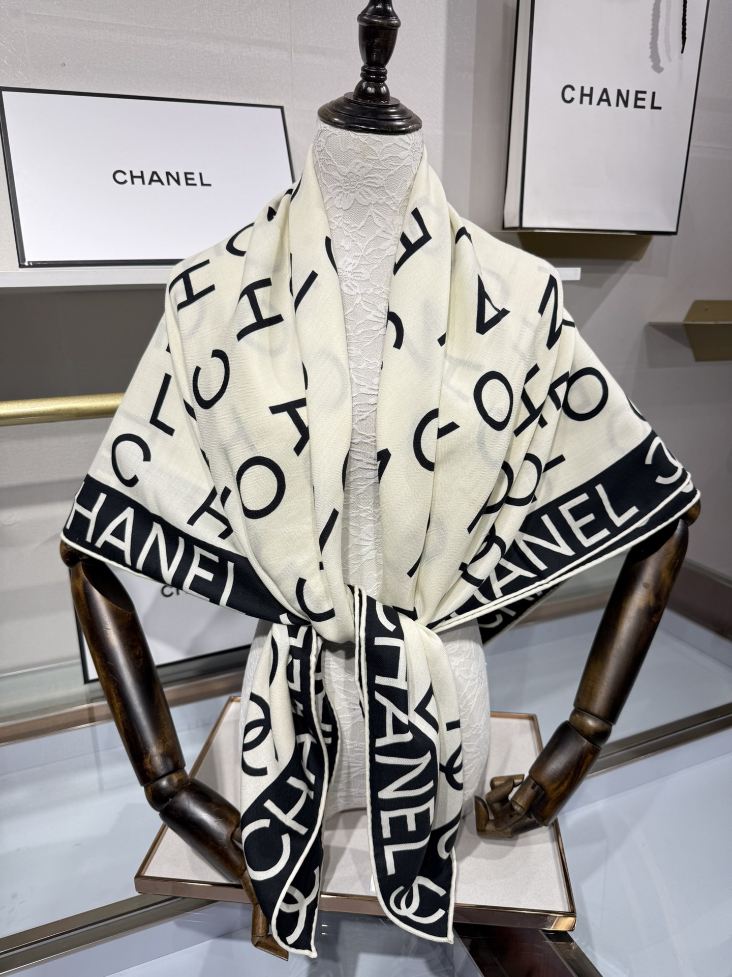 💟Chanel ~25秋冬新品～【双C字母组合】
【140双面丝绒披肩】

手工卷边丝毛方巾（30%桑蚕