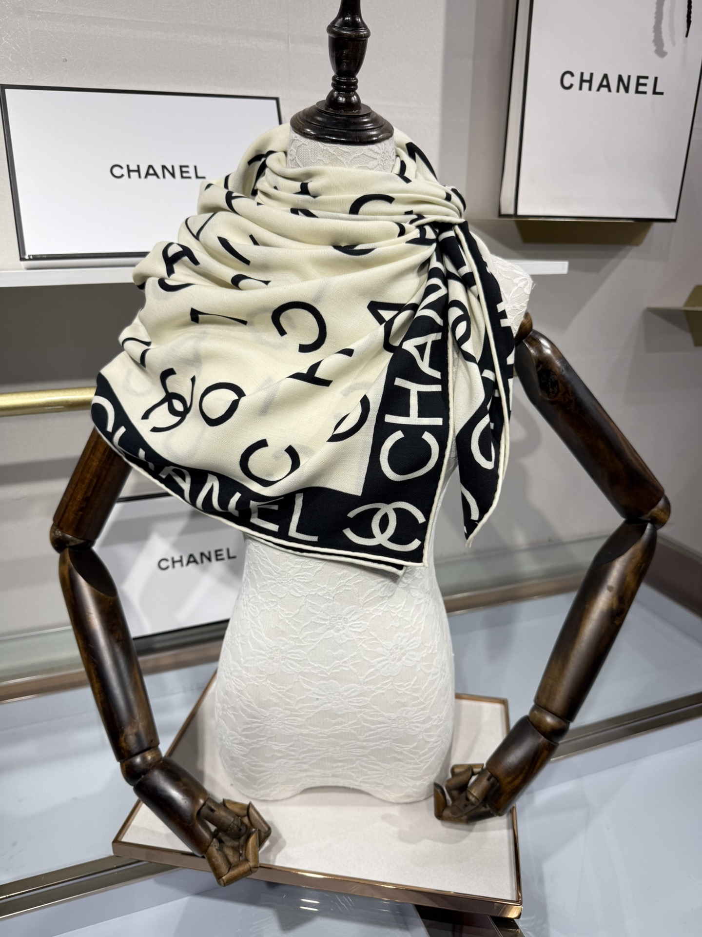 💟Chanel ~25秋冬新品～【双C字母组合】
【140双面丝绒披肩】

手工卷边丝毛方巾（30%桑蚕