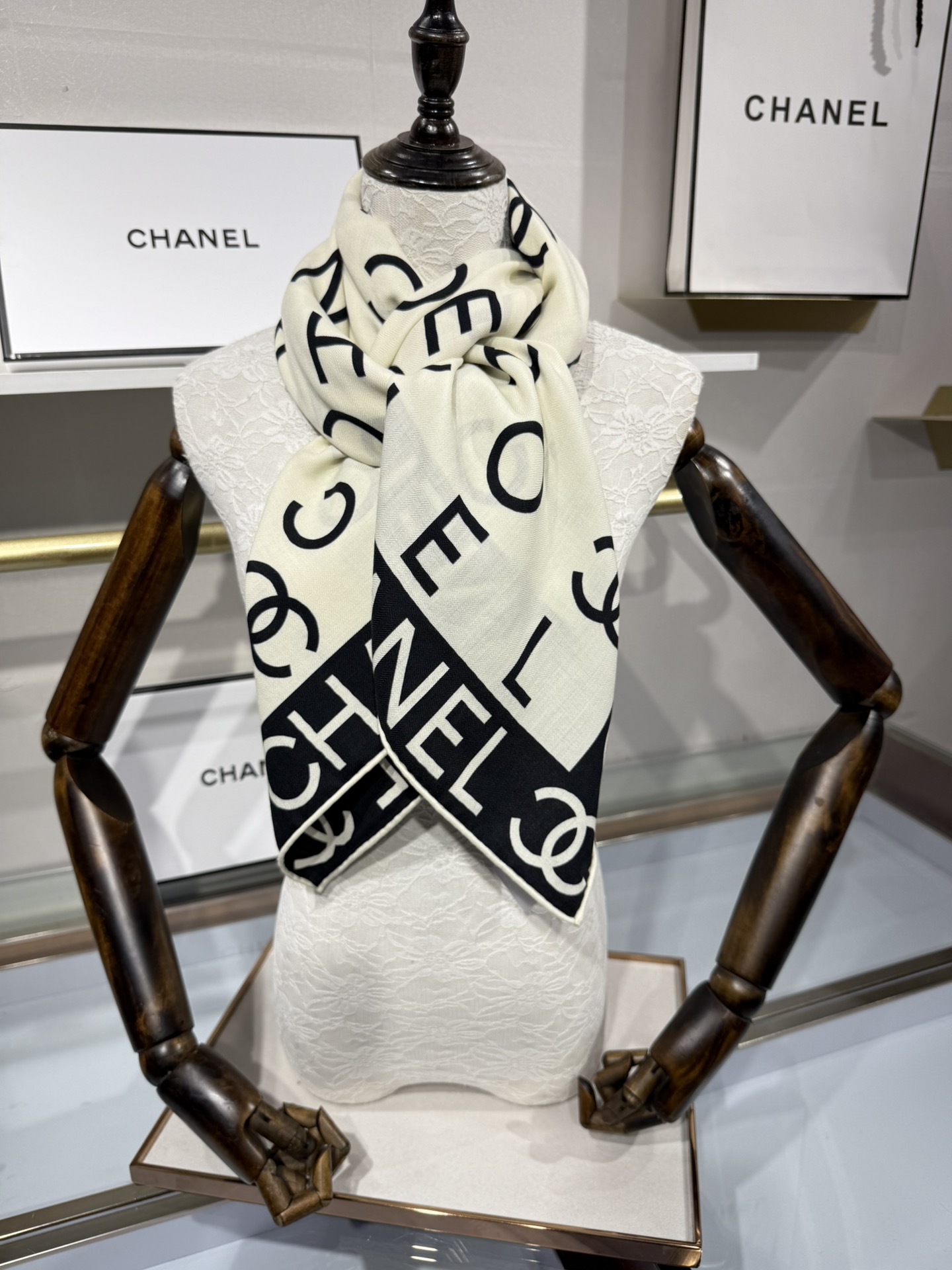 💟Chanel ~25秋冬新品～【双C字母组合】
【140双面丝绒披肩】

手工卷边丝毛方巾（30%桑蚕