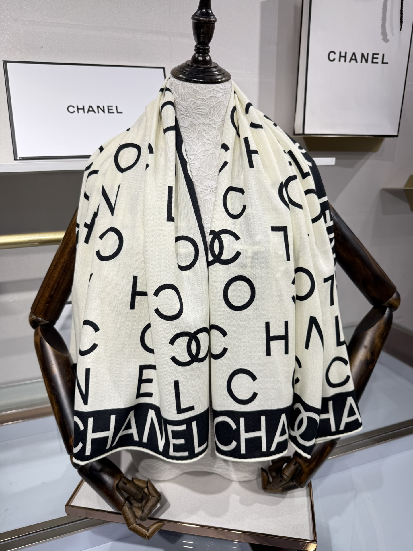 💟Chanel ~25秋冬新品～【双C字母组合】
【140双面丝绒披肩】

手工卷边丝毛方巾（30%桑蚕