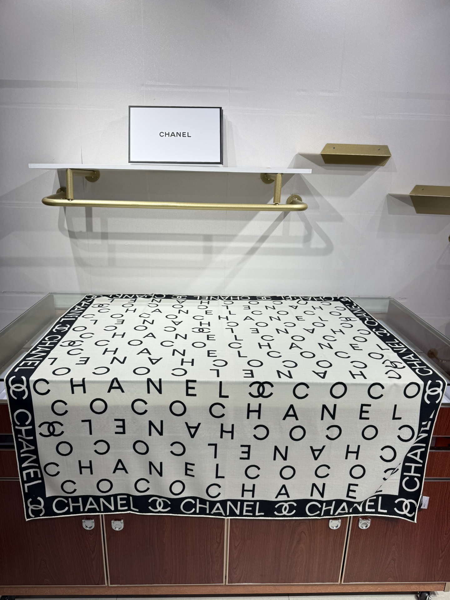 💟Chanel ~25秋冬新品～【双C字母组合】
【140双面丝绒披肩】

手工卷边丝毛方巾（30%桑蚕