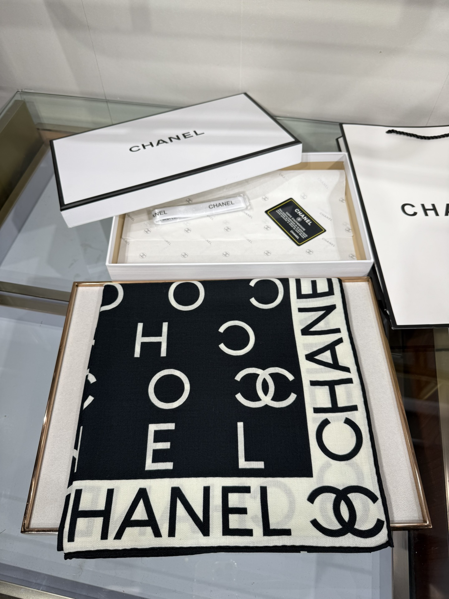 💟Chanel ~25秋冬新品～【双C字母组合】
【140双面丝绒披肩】

手工卷边丝毛方巾（30%桑蚕