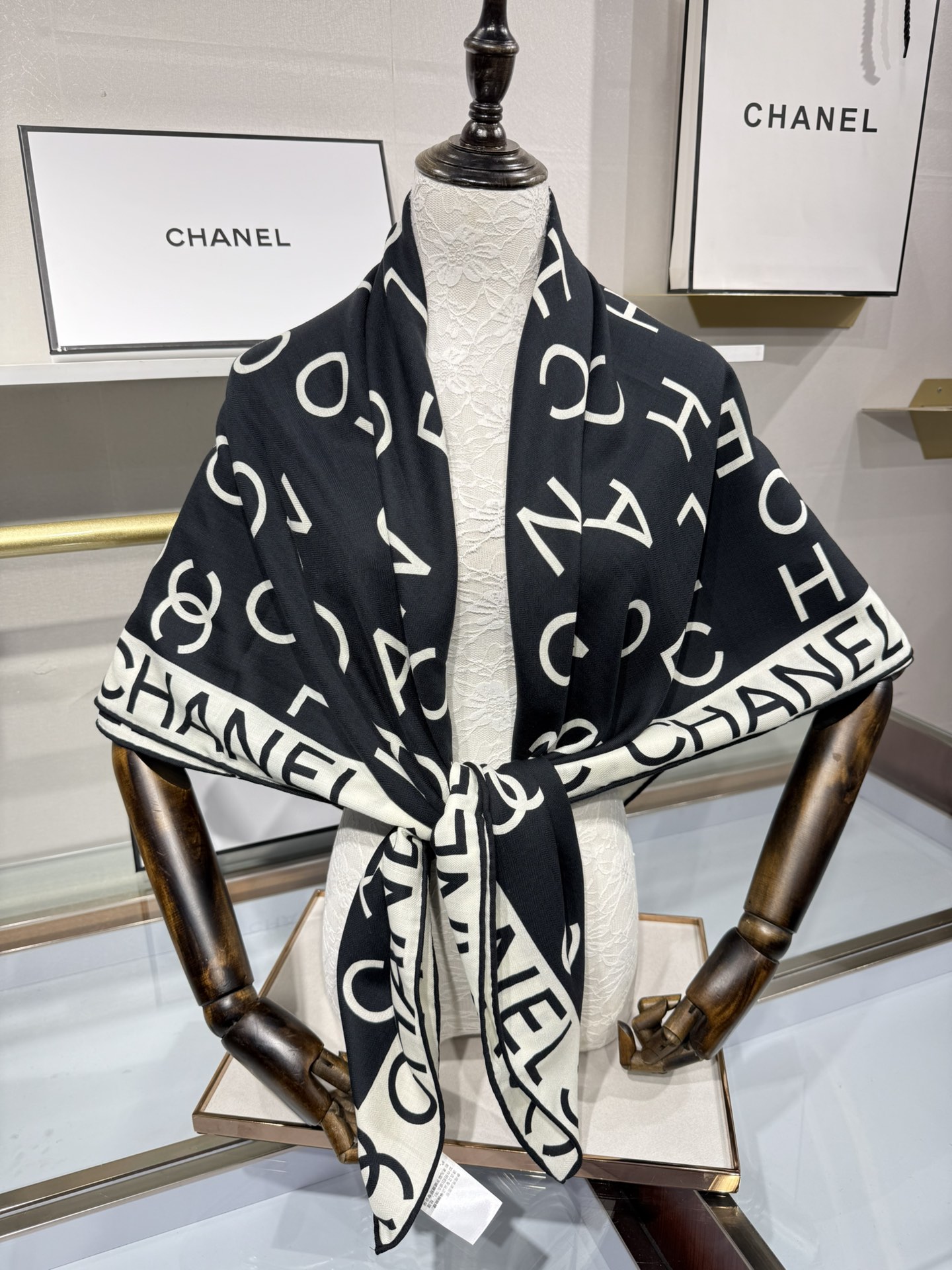 💟Chanel ~25秋冬新品～【双C字母组合】
【140双面丝绒披肩】

手工卷边丝毛方巾（30%桑蚕