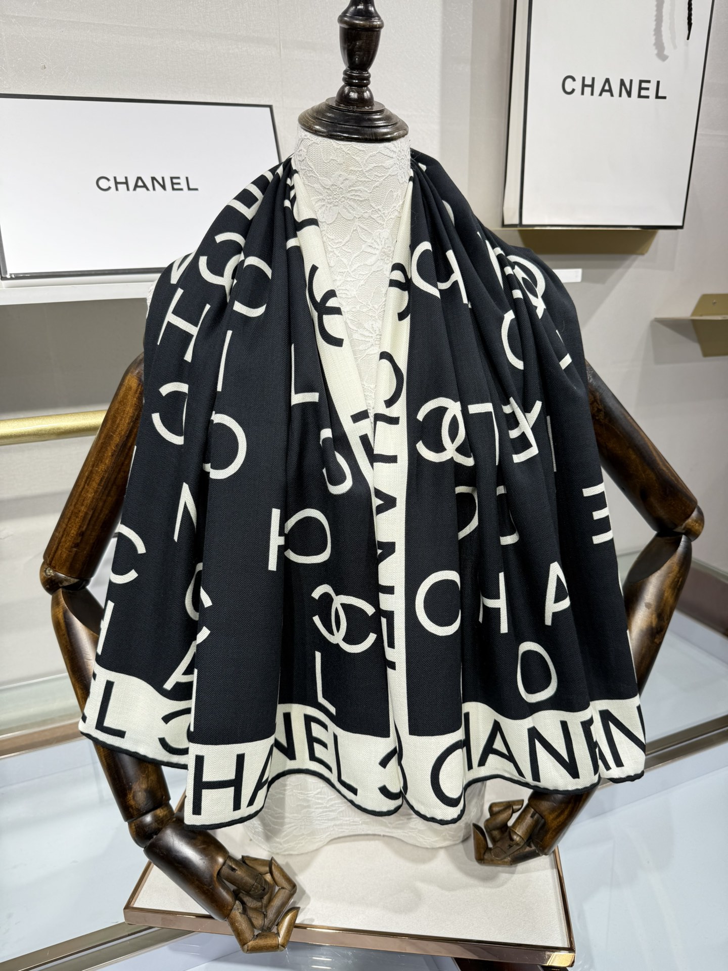 💟Chanel ~25秋冬新品～【双C字母组合】
【140双面丝绒披肩】

手工卷边丝毛方巾（30%桑蚕